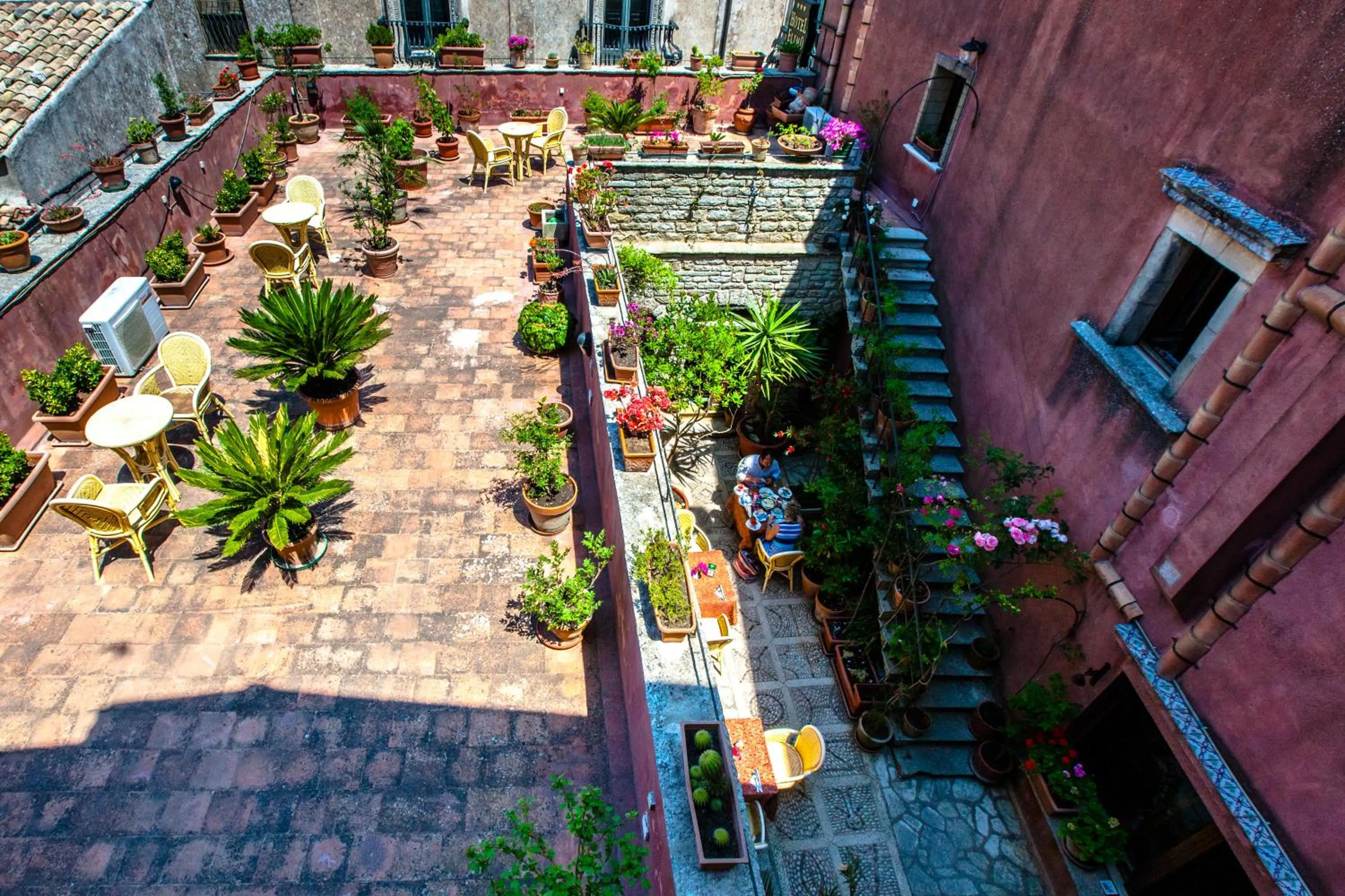 Restaurant/places to eat in Hotel Elimo