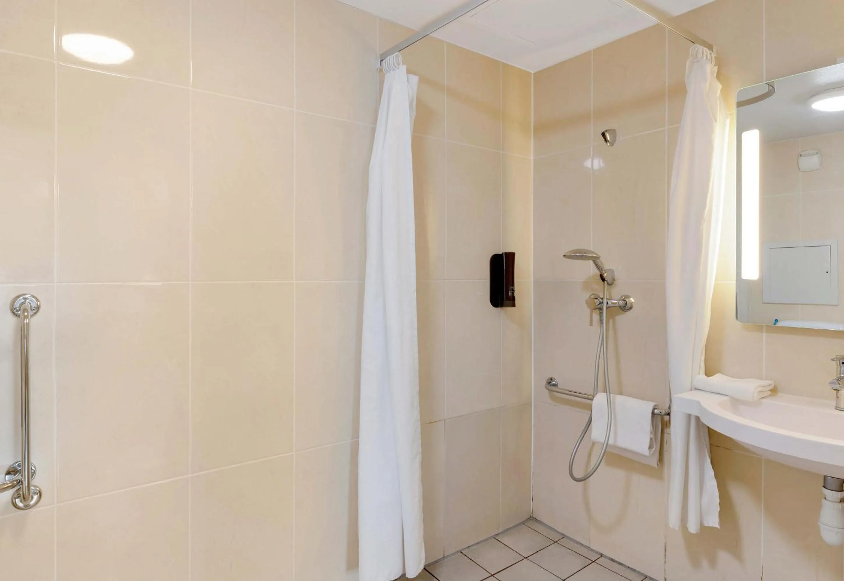 Bathroom in B&B HOTEL Dunkerque Centre Gare