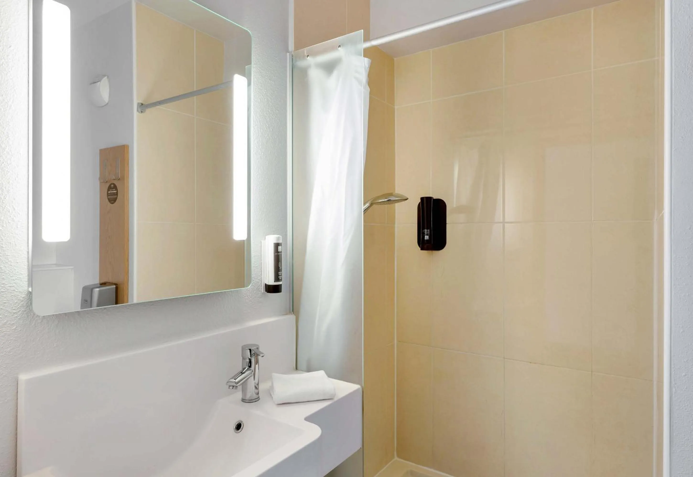 Bathroom in B&B HOTEL Dunkerque Centre Gare