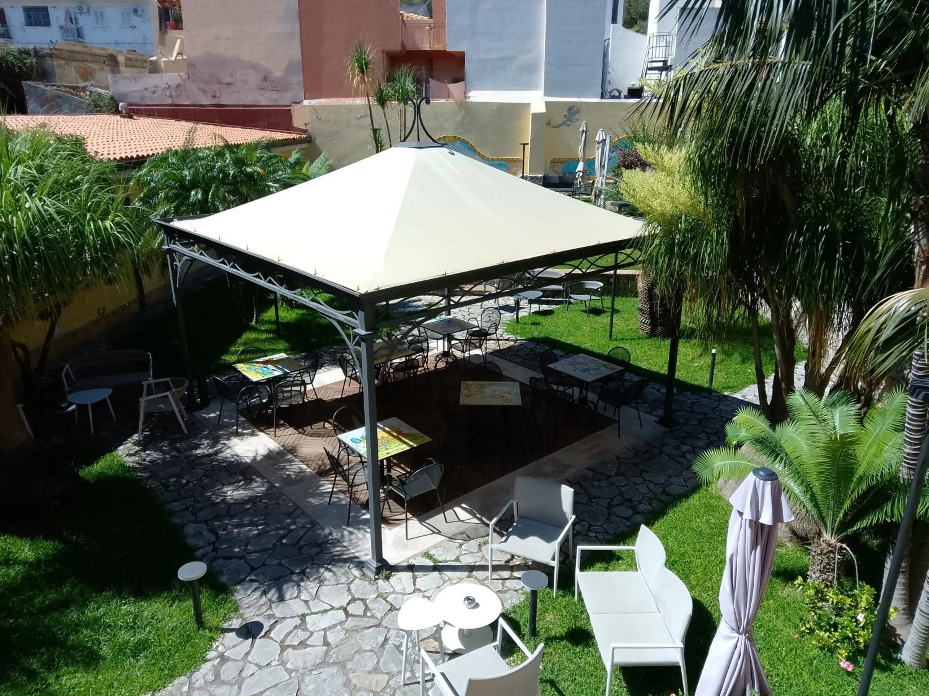 Garden in Hotel Garibaldi