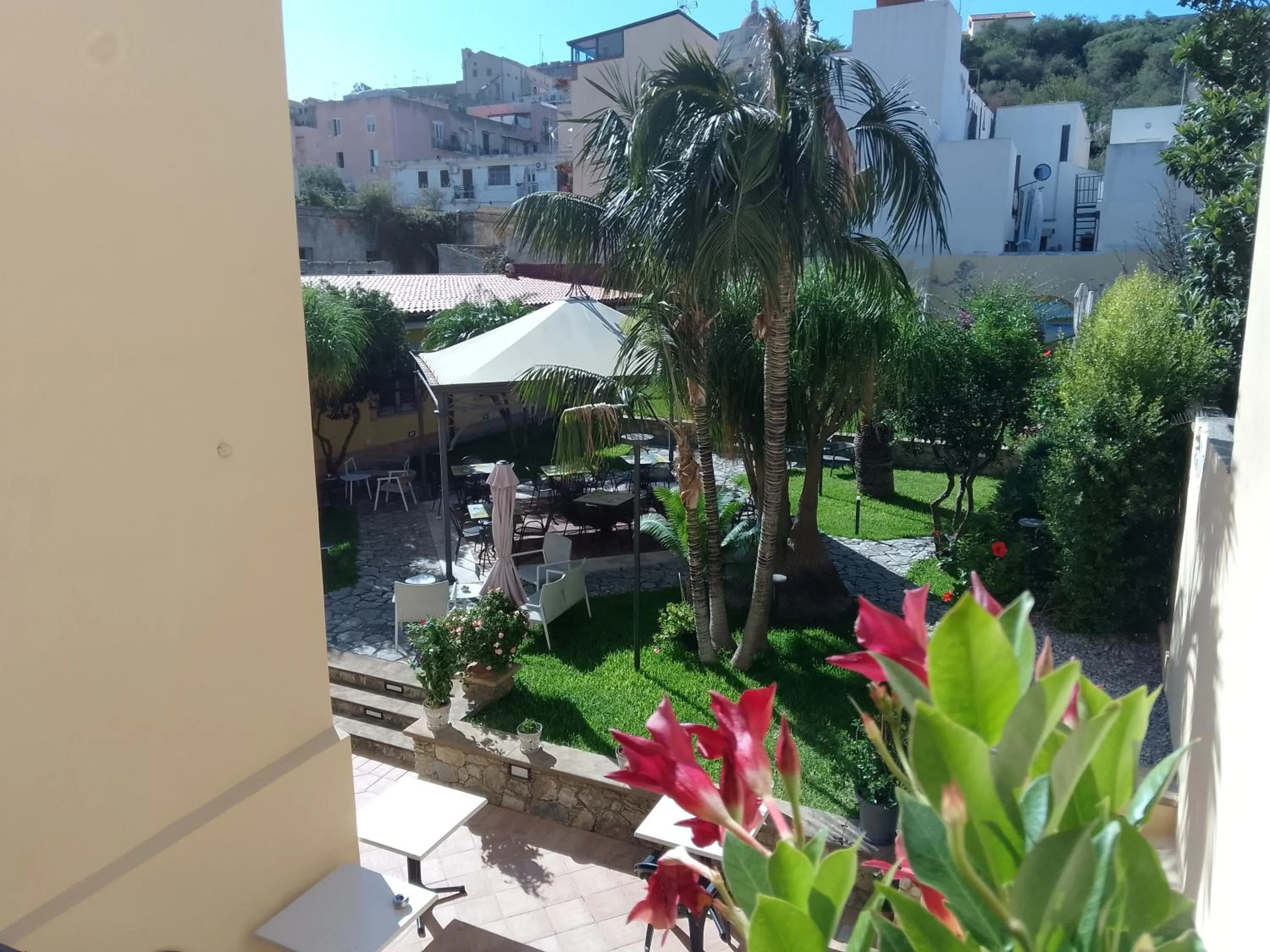 Garden in Hotel Garibaldi