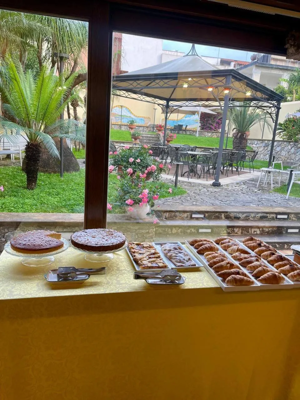 Buffet breakfast in Hotel Garibaldi