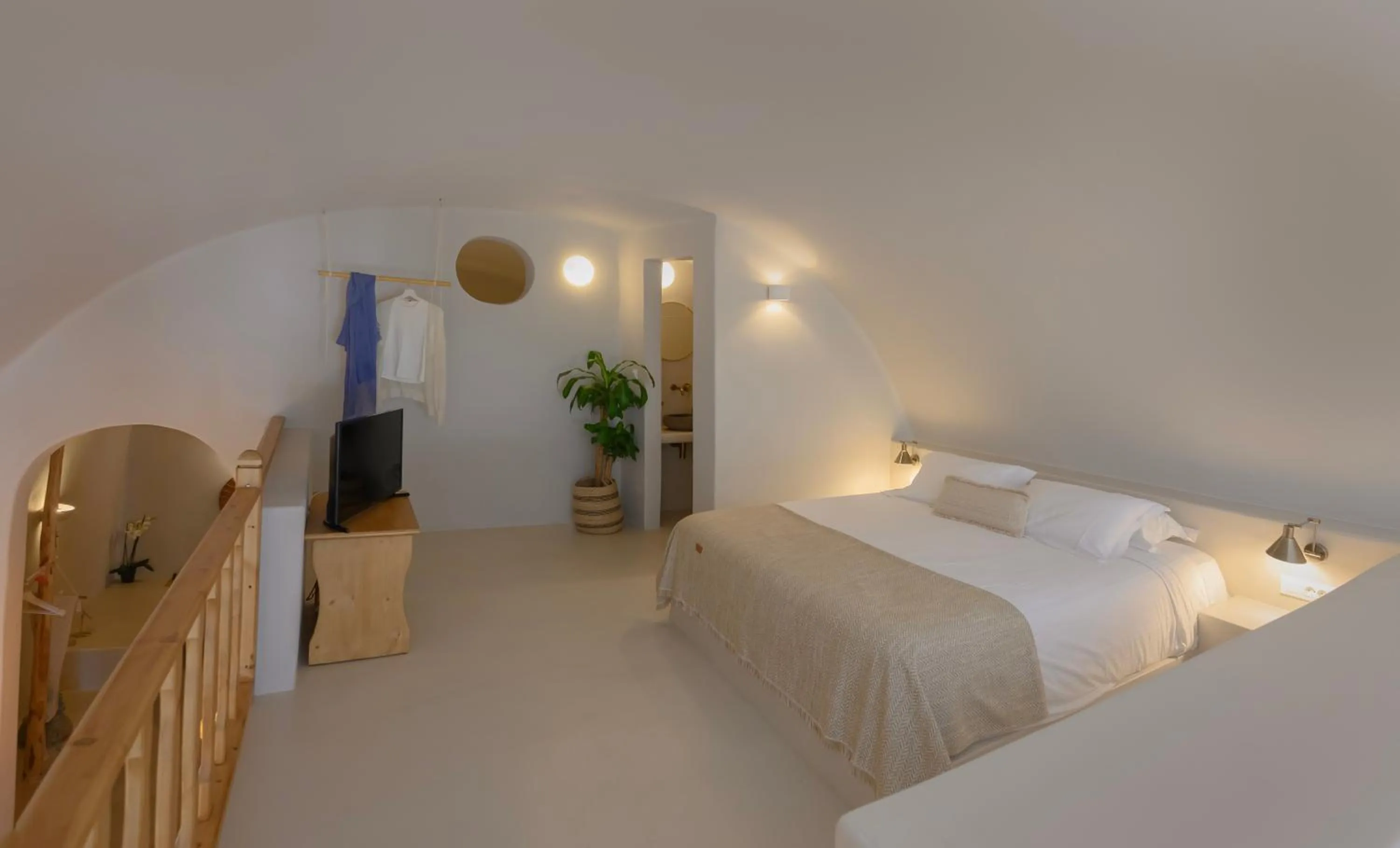 Photo of the whole room, Bed in Elements Cave Suites