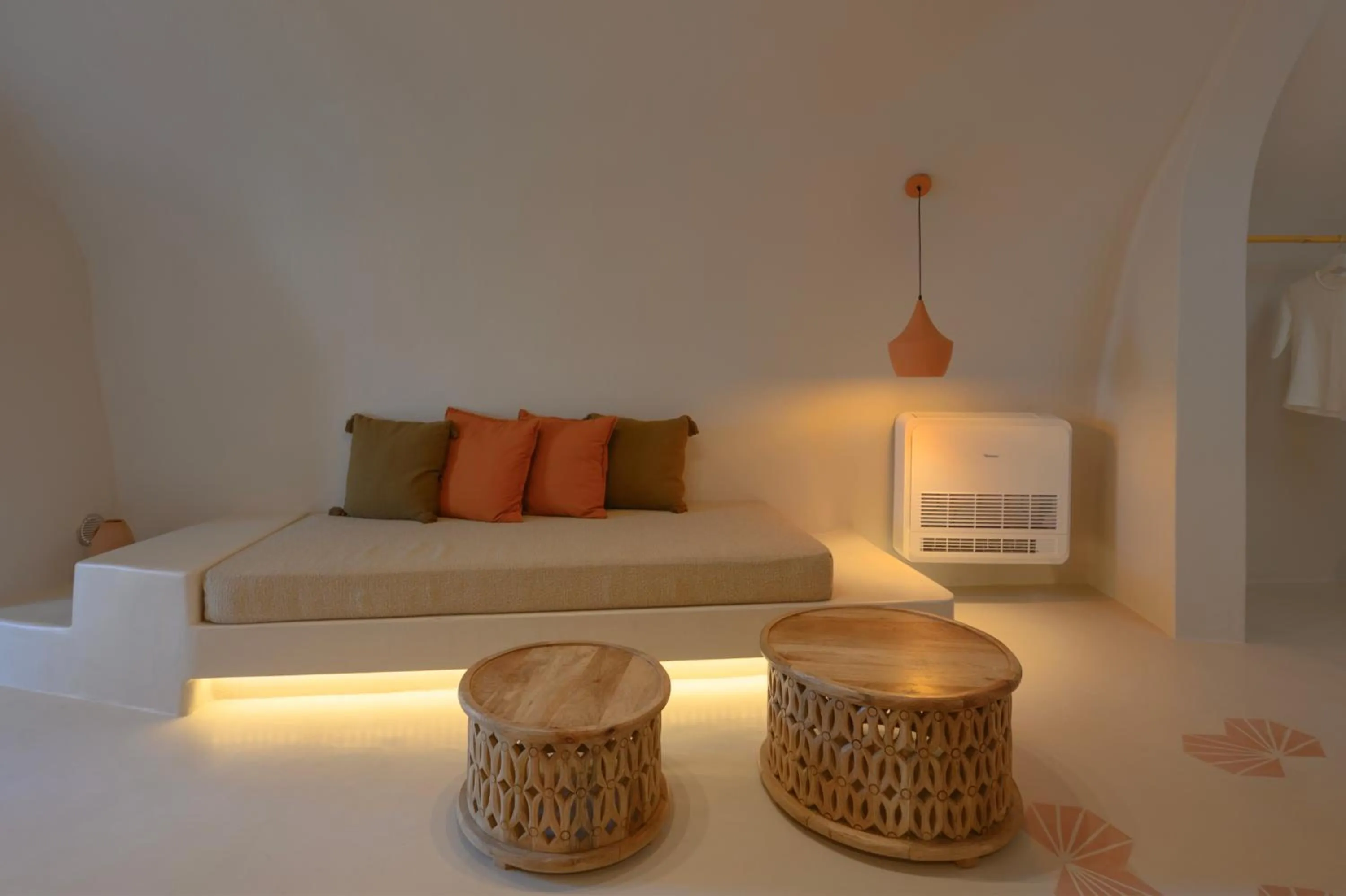 Seating area, Bed in Elements Cave Suites