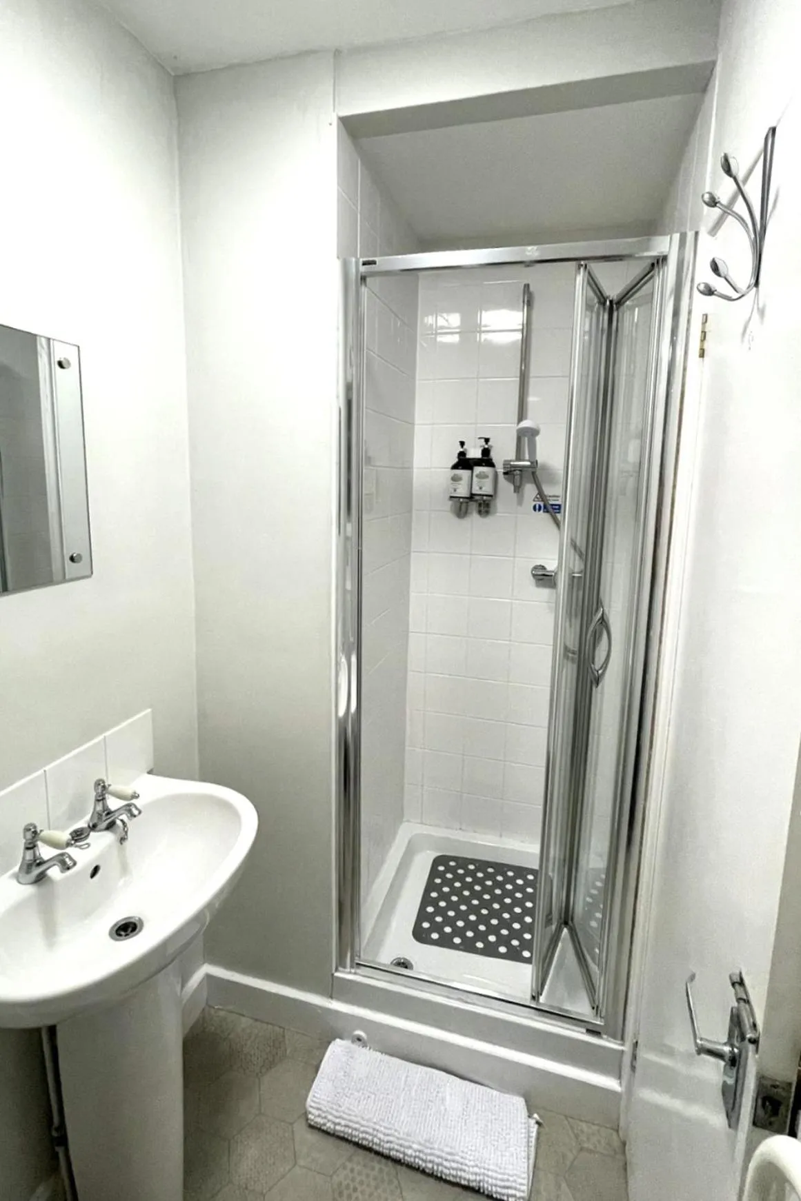 Bathroom in Red Lion