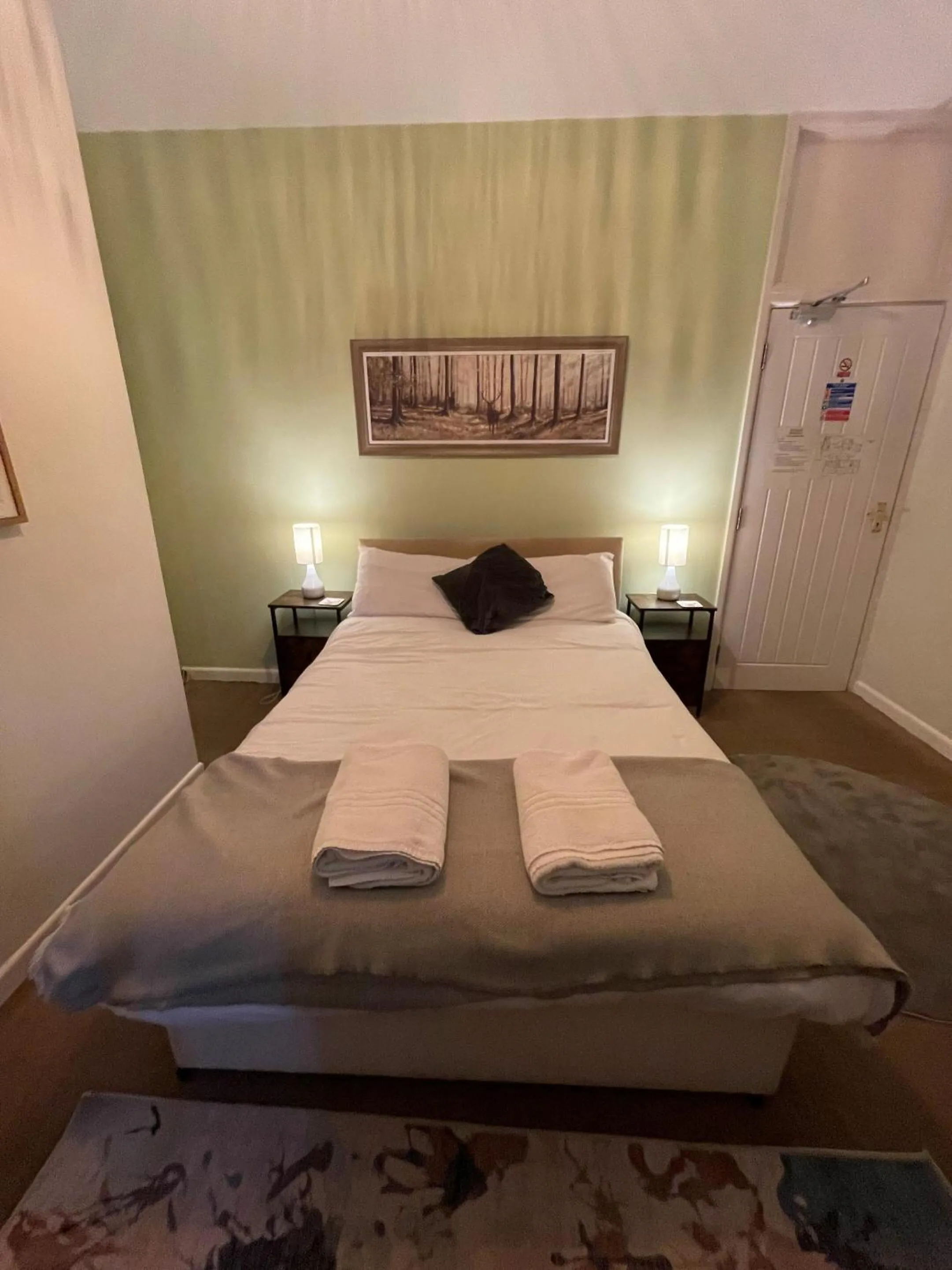 Bedroom, Bed in Red Lion