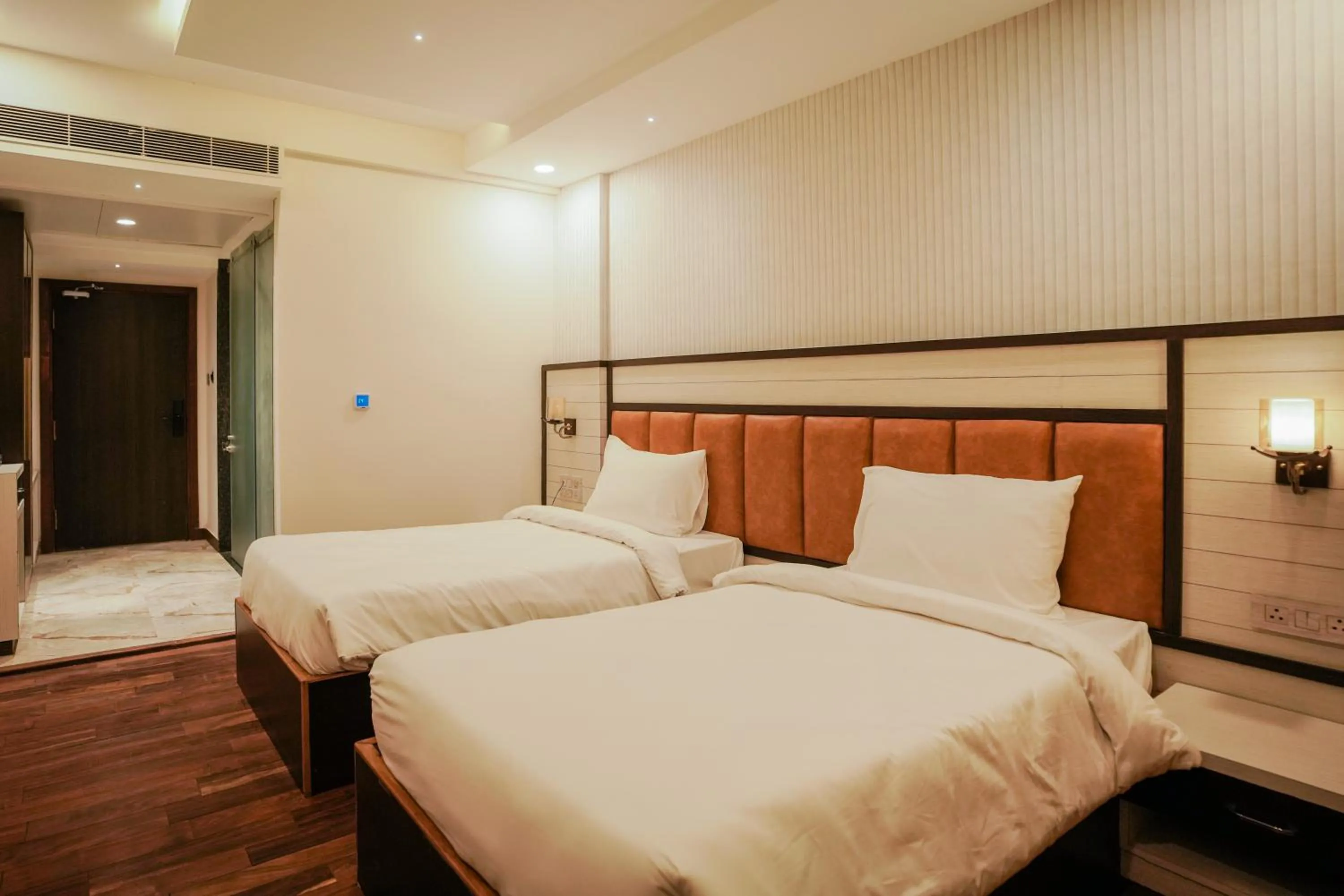 Photo of the whole room, Bed in Royal Ritz