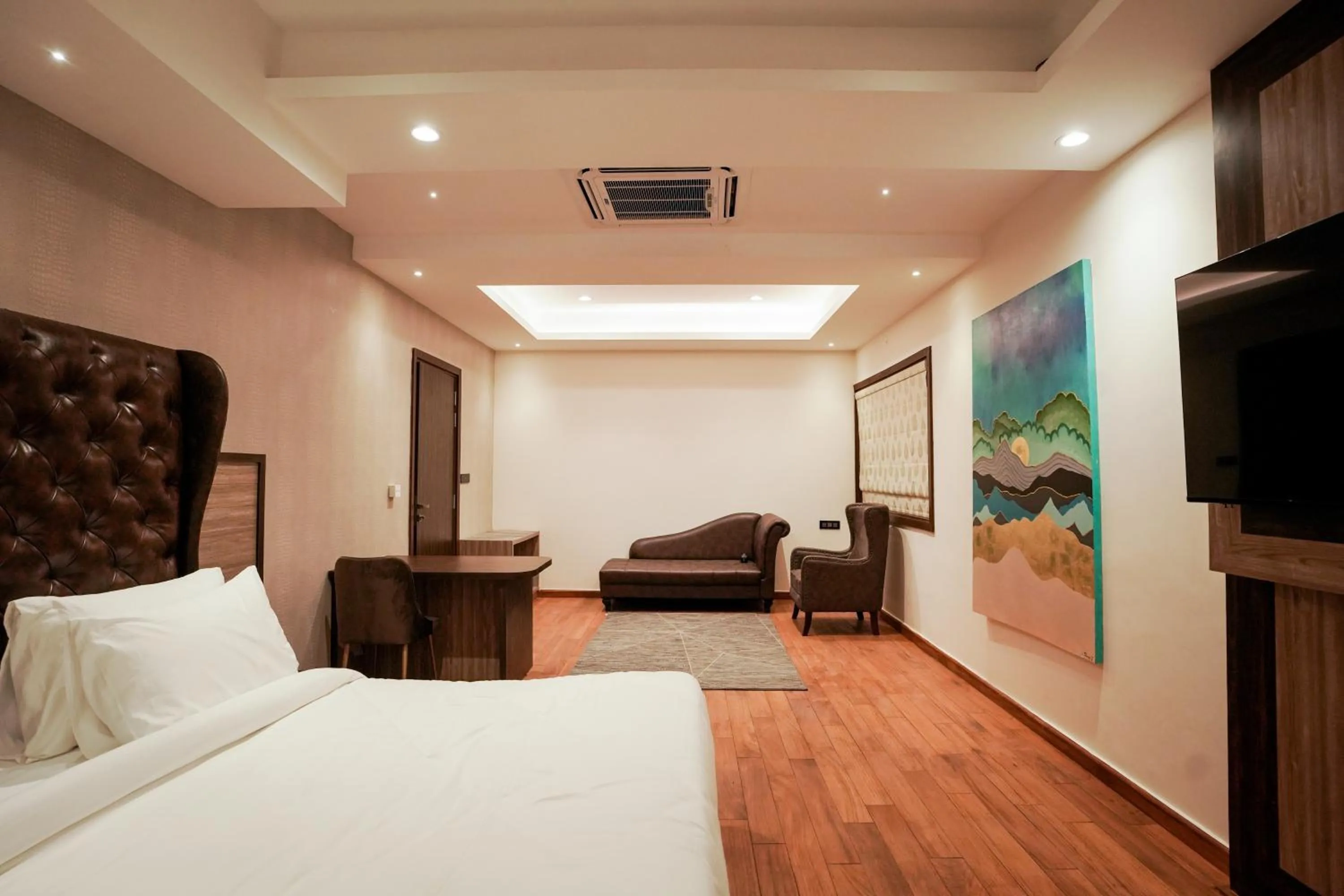 Photo of the whole room, Bed in Royal Ritz