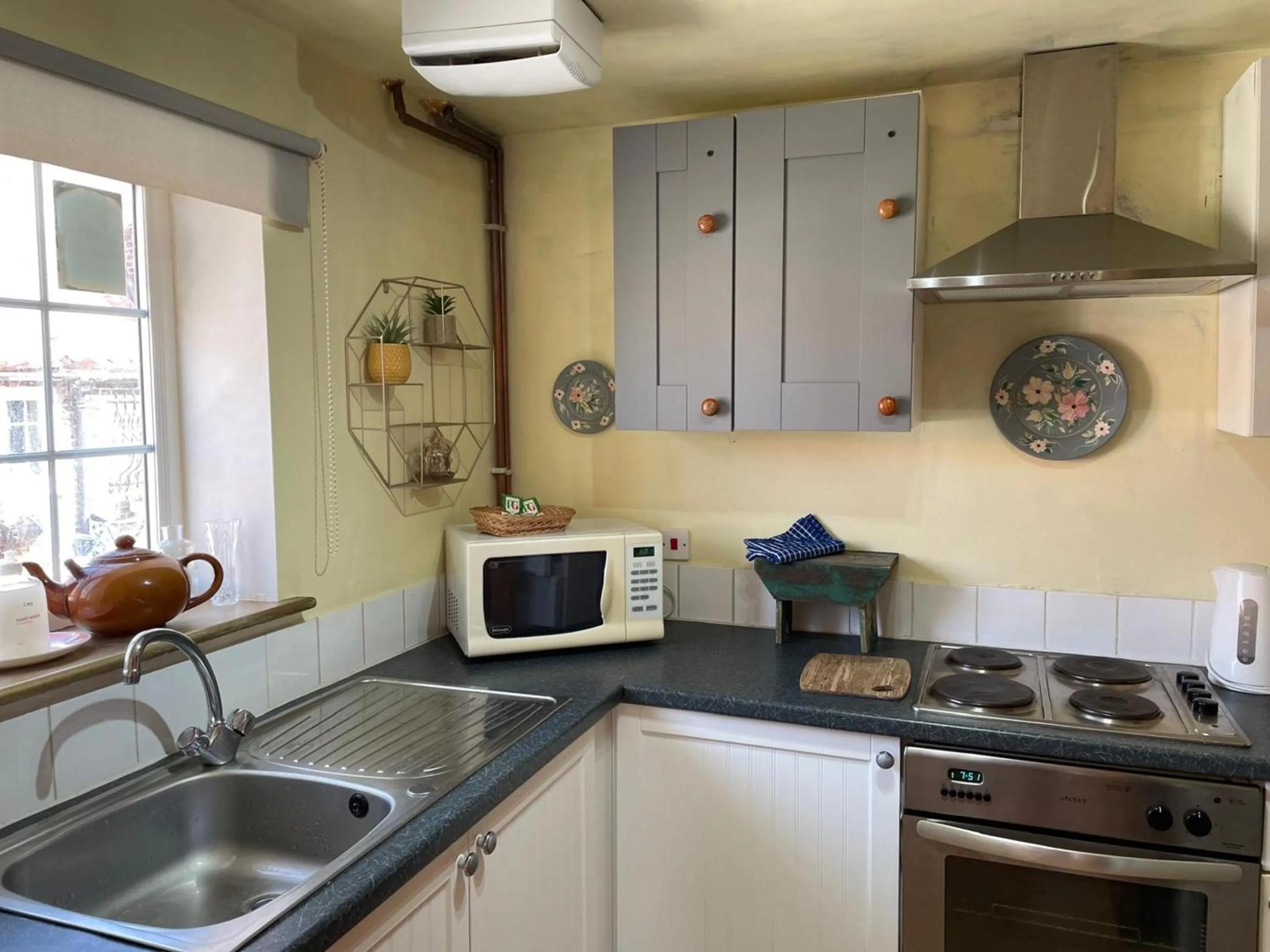 Kitchen or kitchenette in OYO Yarm Cottages