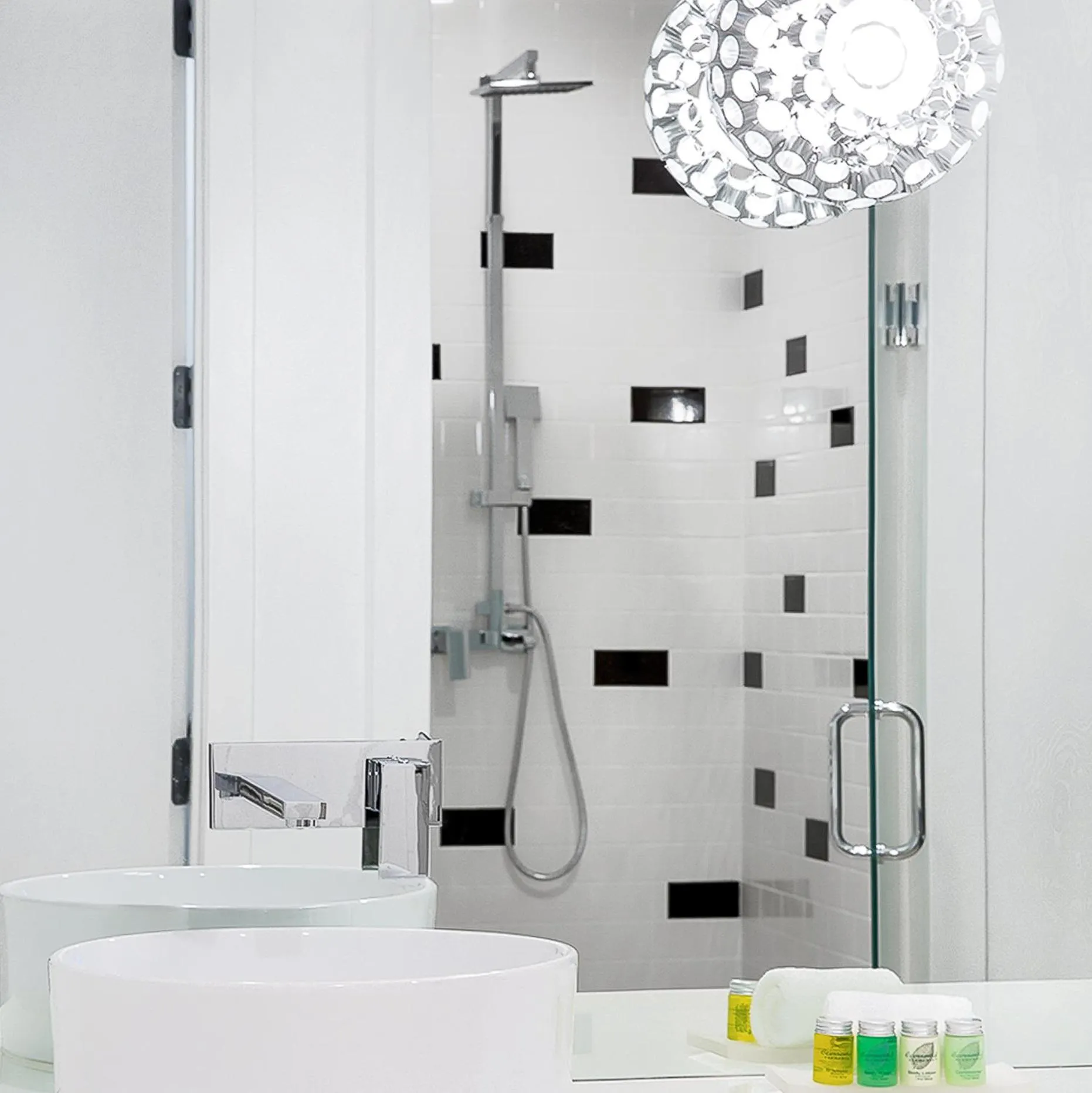 Shower in The Vagabond Hotel Miami