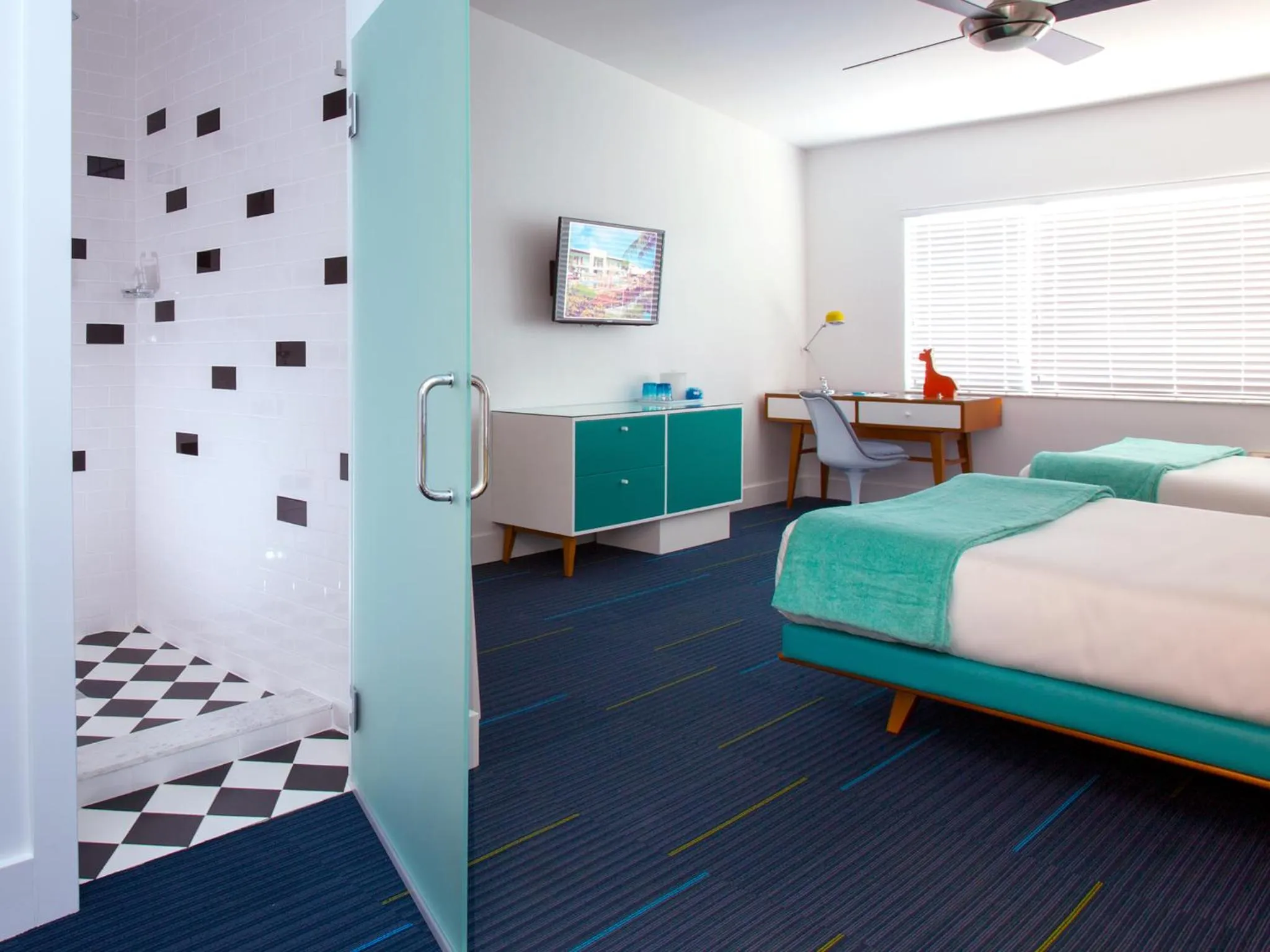 Shower, Bed in The Vagabond Hotel Miami