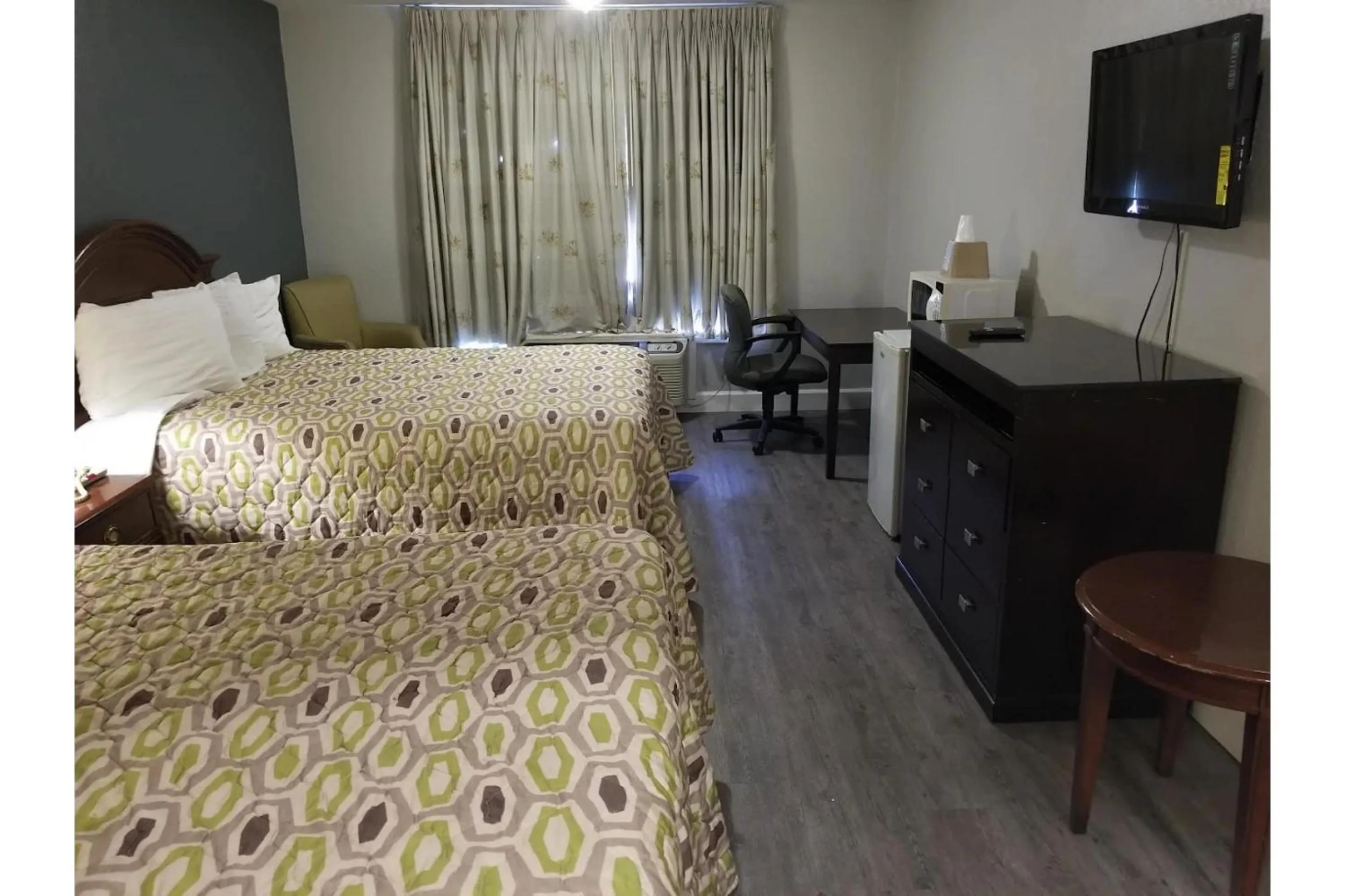 Bedroom, Bed in Regency Inn & Suites Houston East I 10