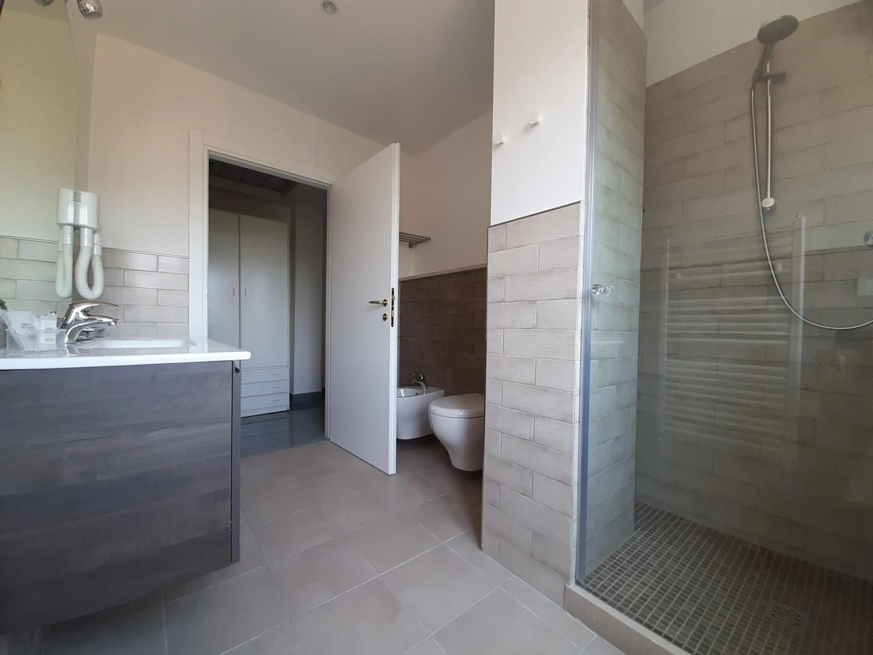 Shower in Hotel Desire'