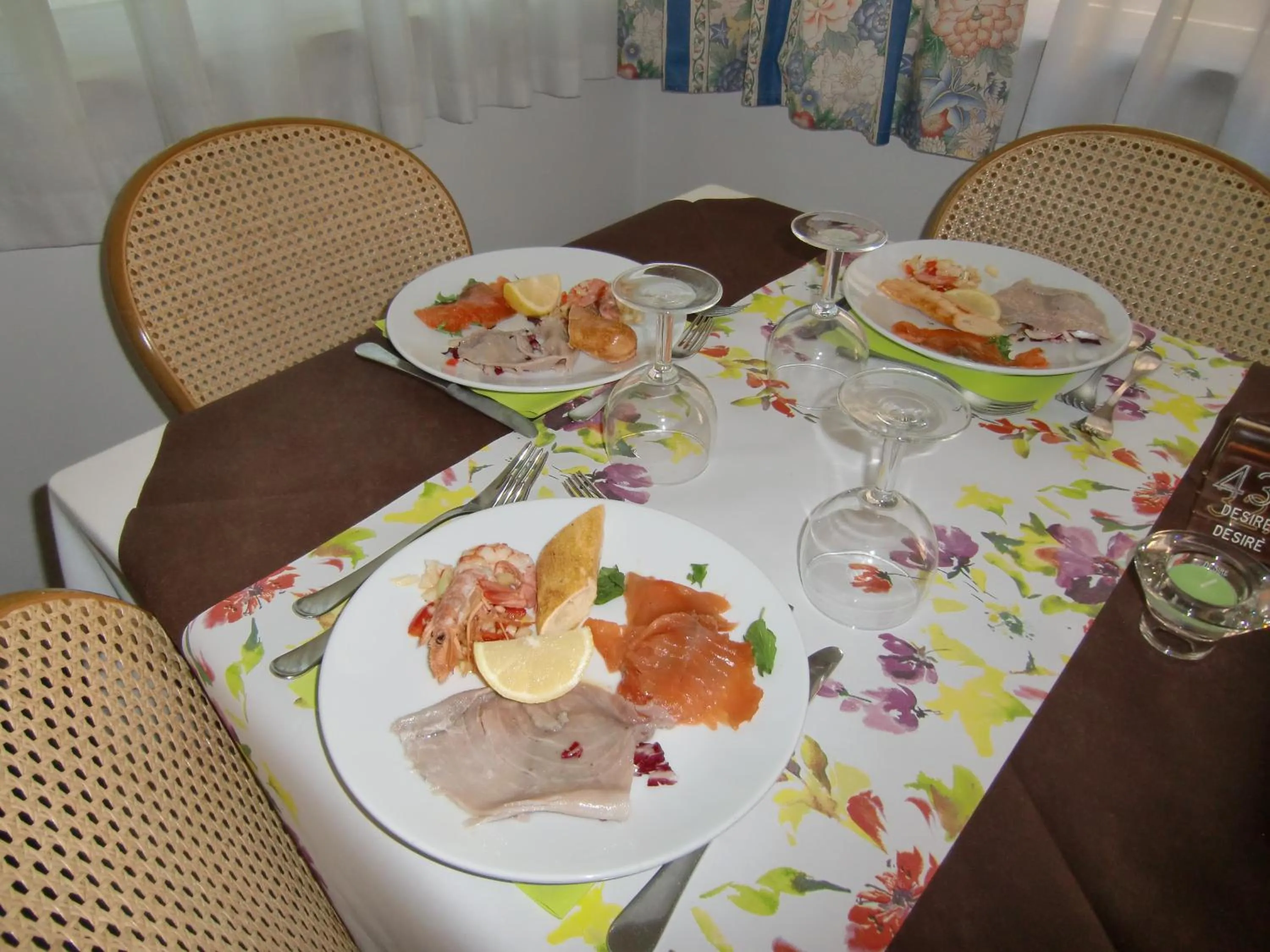 Restaurant/places to eat in Hotel Desire'