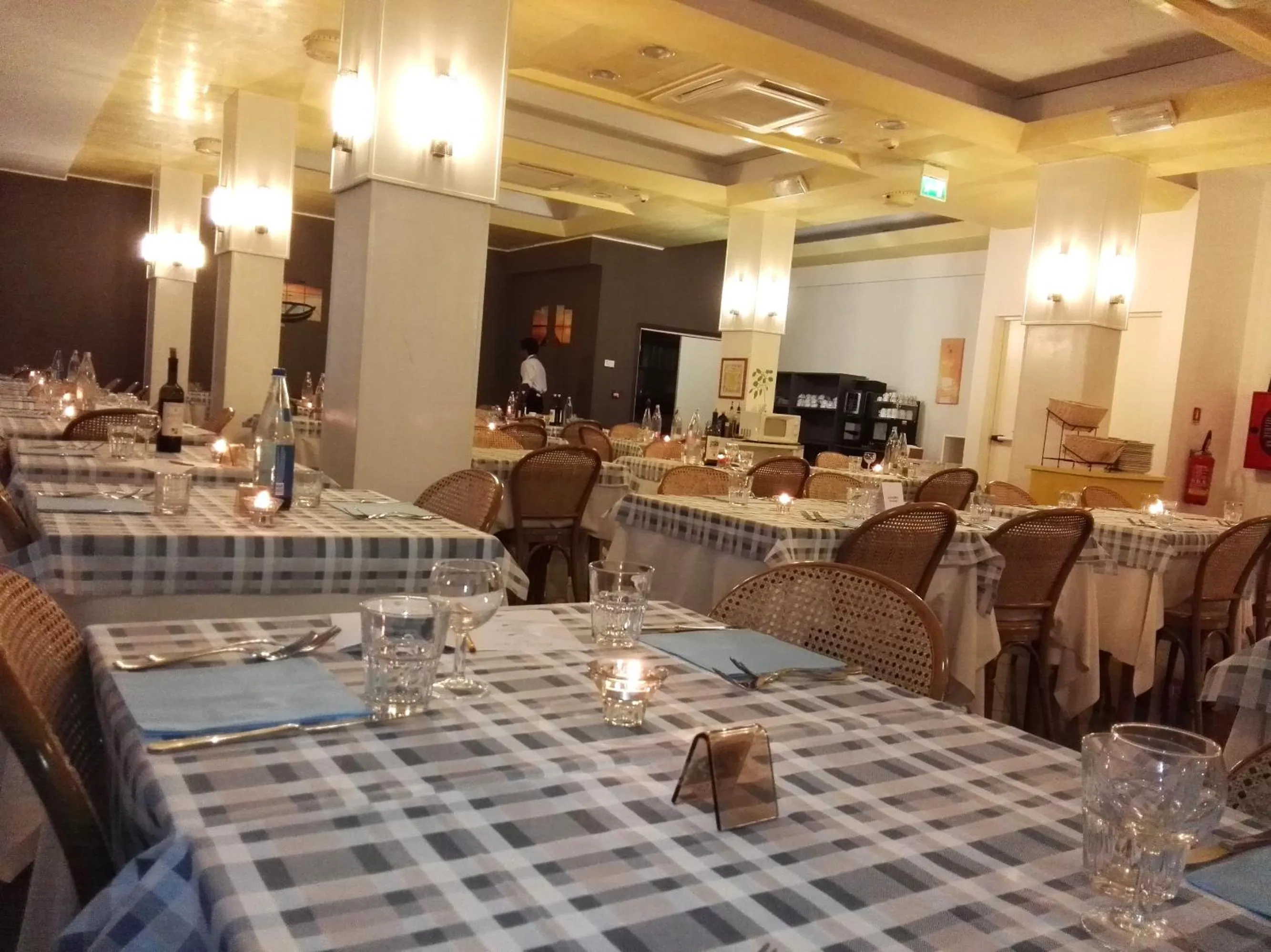 Restaurant/places to eat in Hotel Desire'