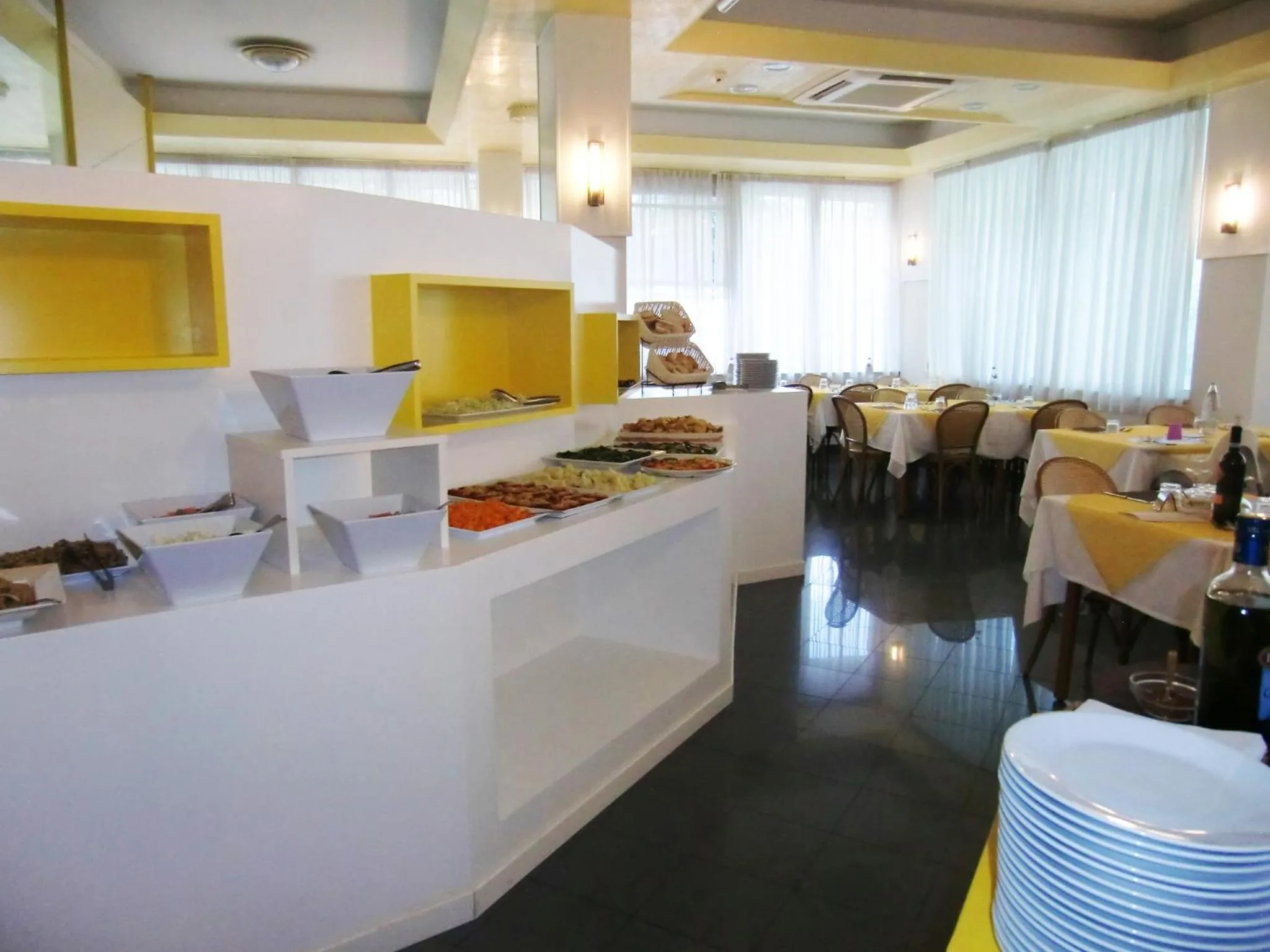 Restaurant/places to eat in Hotel Desire'