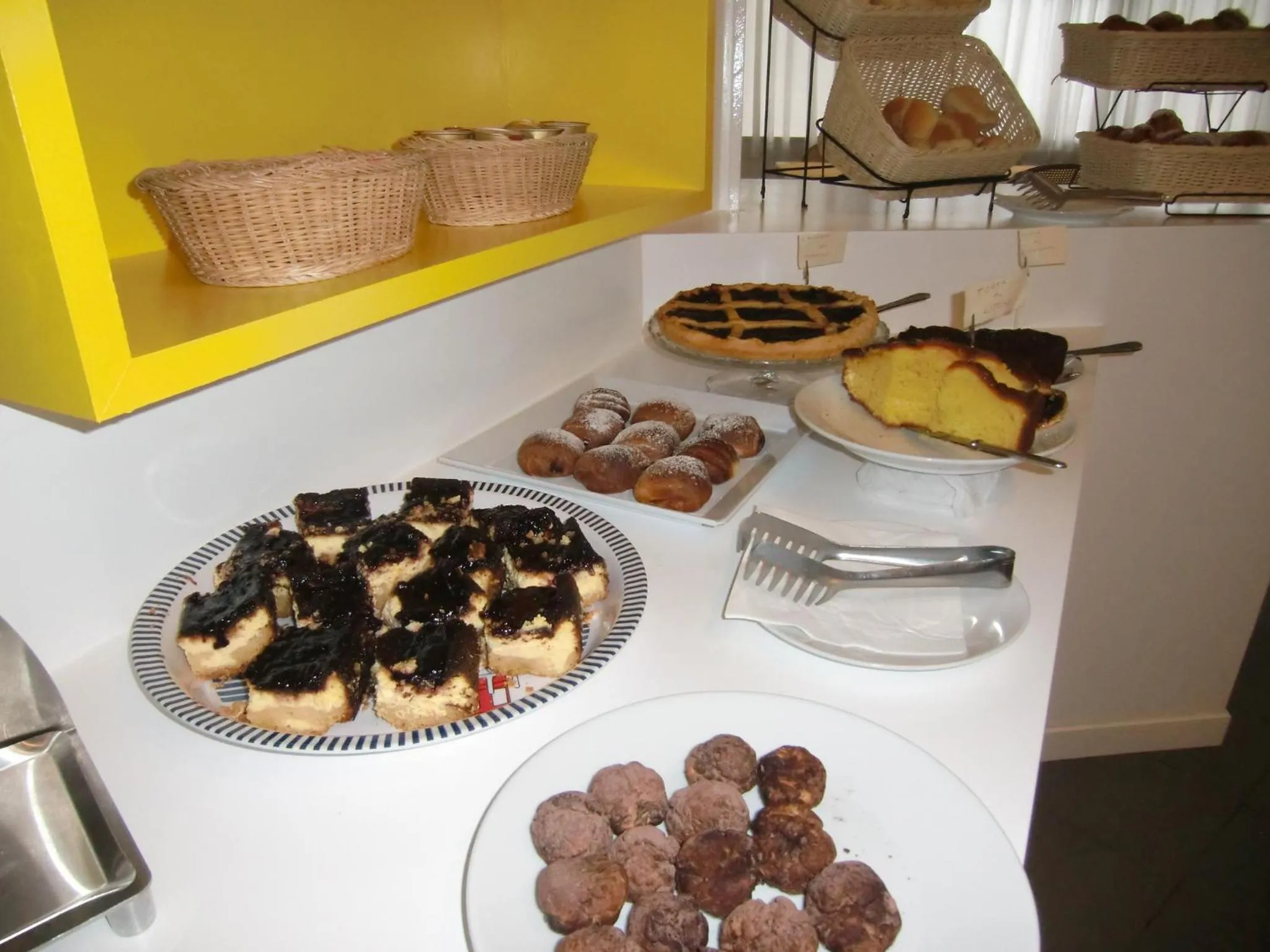 Restaurant/places to eat in Hotel Desire'