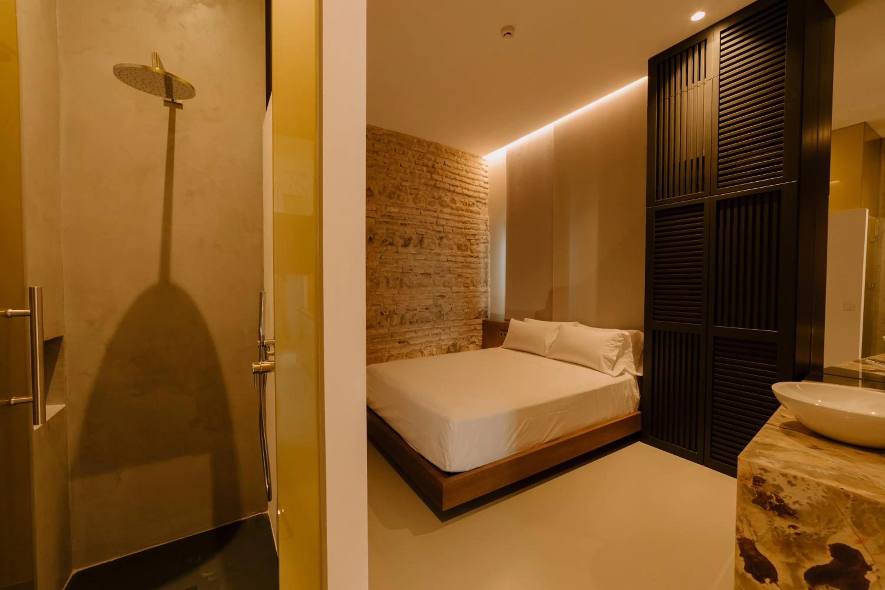 Shower, Bed in Casa del Cardenal