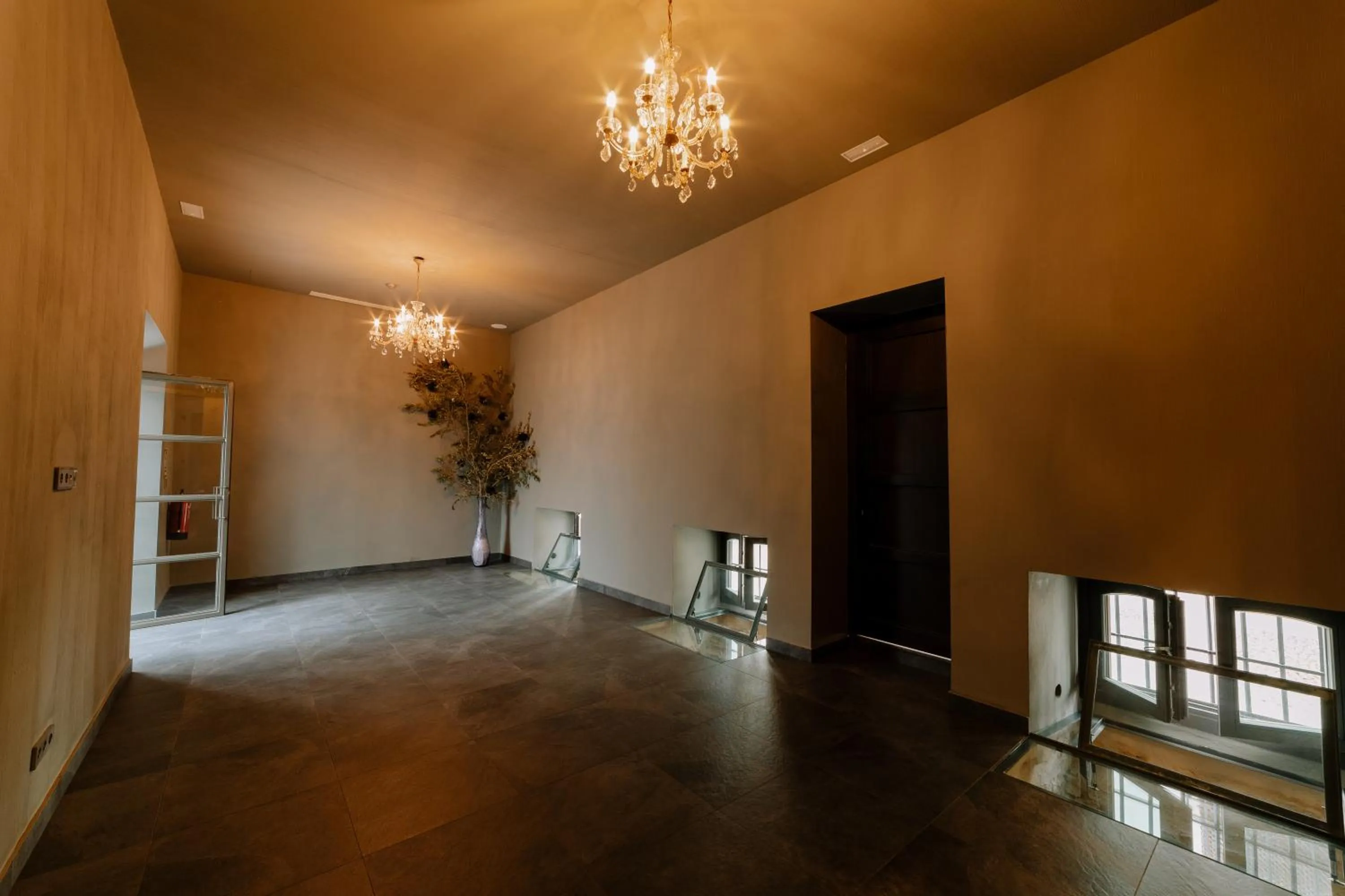 Business facilities in Casa del Cardenal