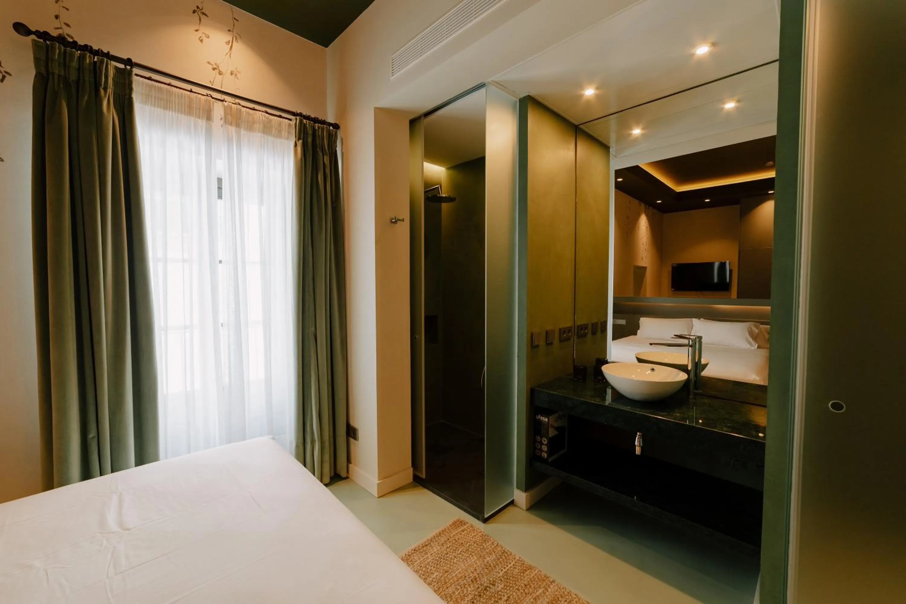 Bathroom, Bed in Casa del Cardenal