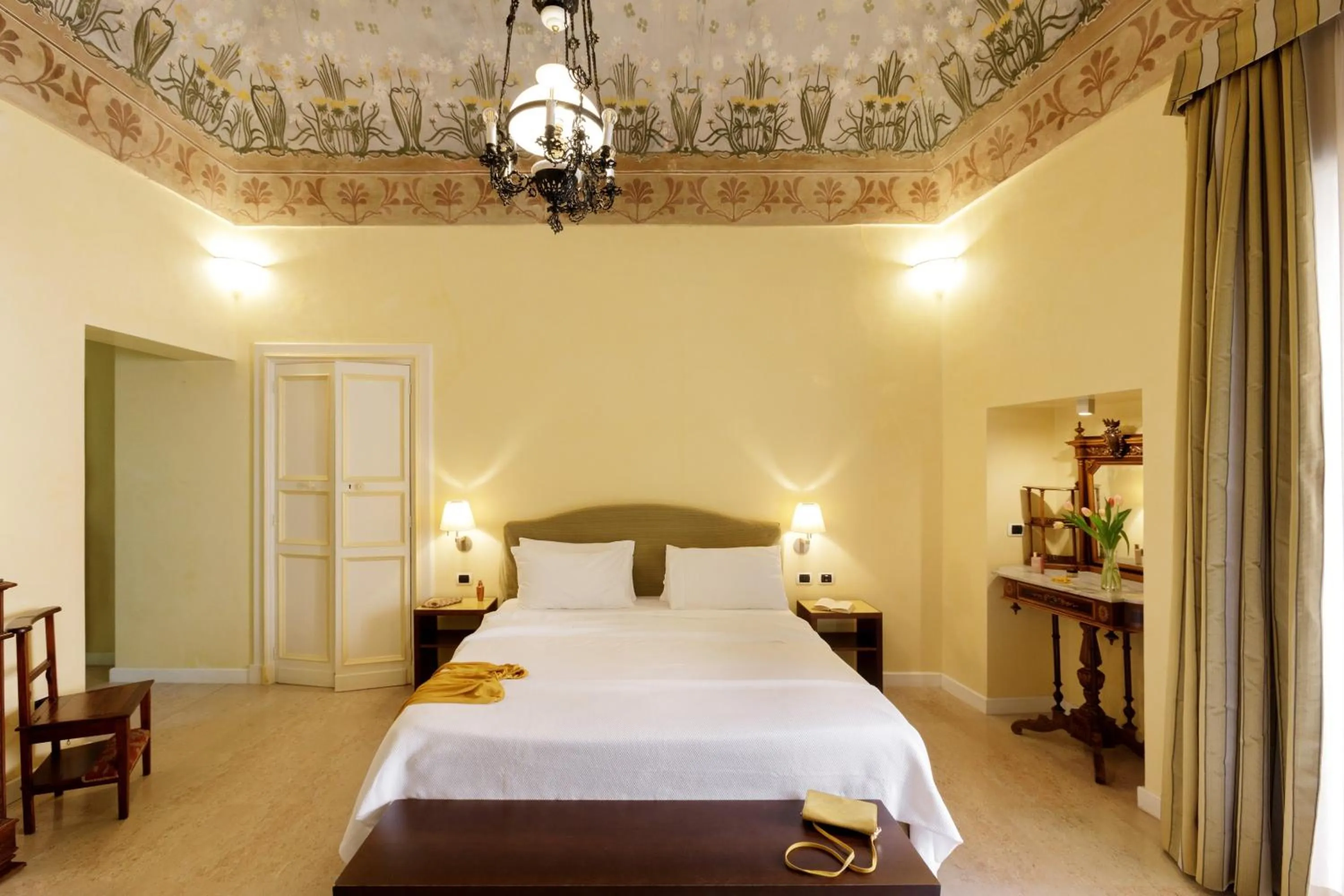 Property building, Bed in Hotel Palazzo Papaleo