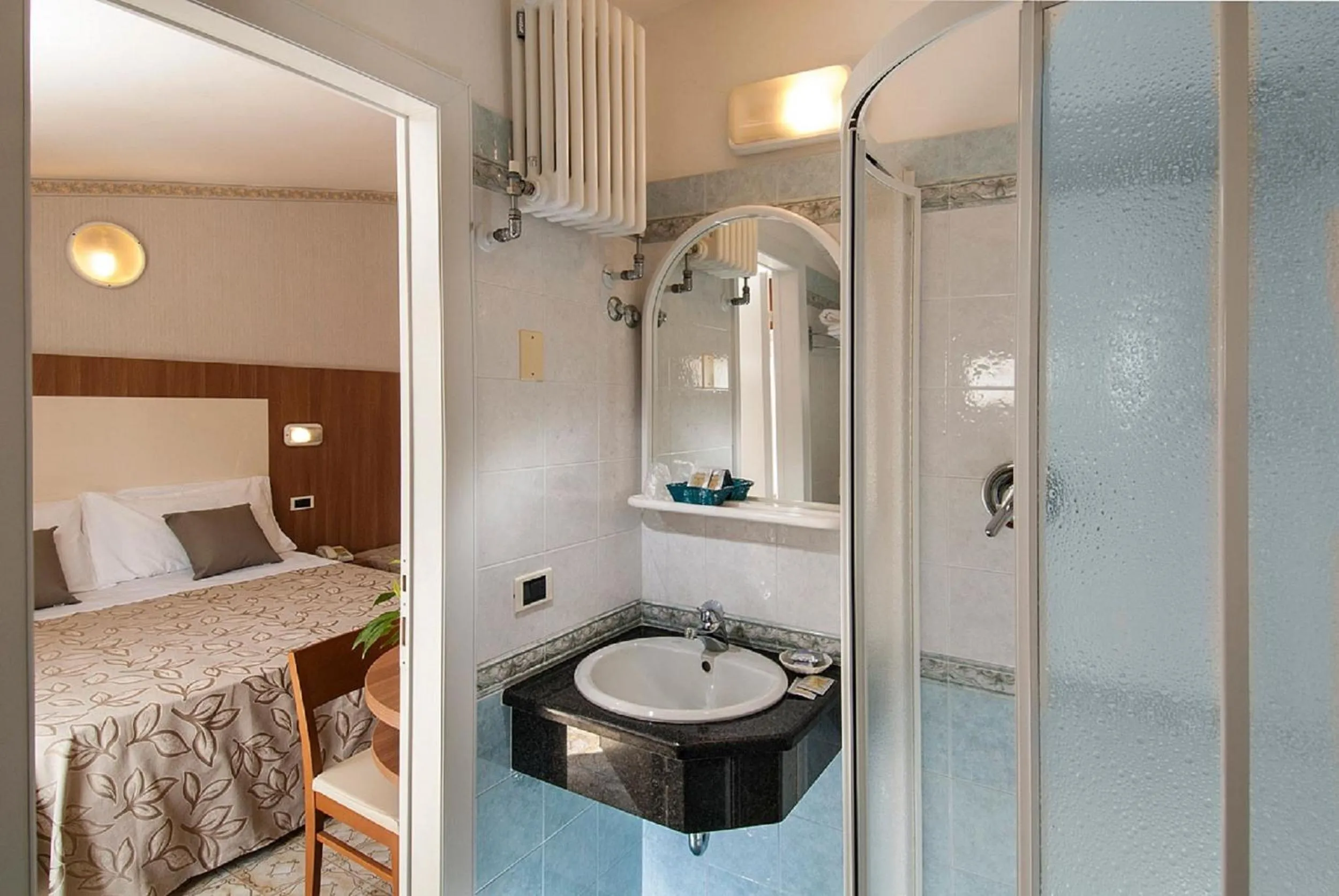 Shower, Bed in Hotel Lina