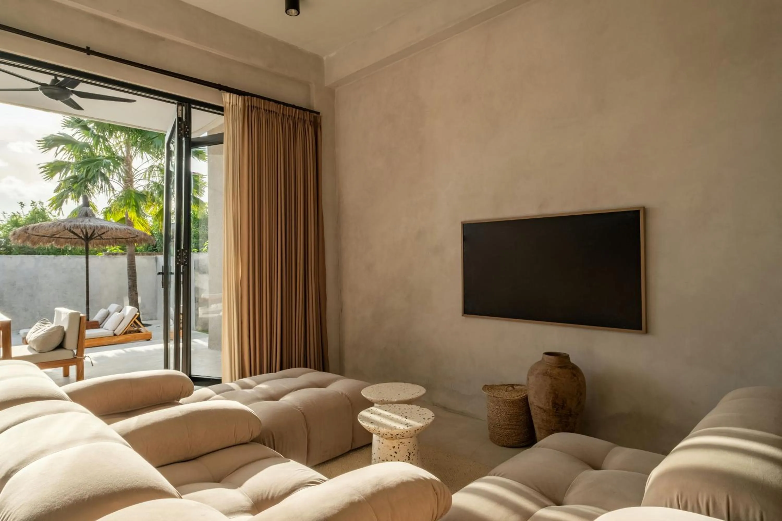 Communal lounge/ TV room in Concrete Retreat Umalas