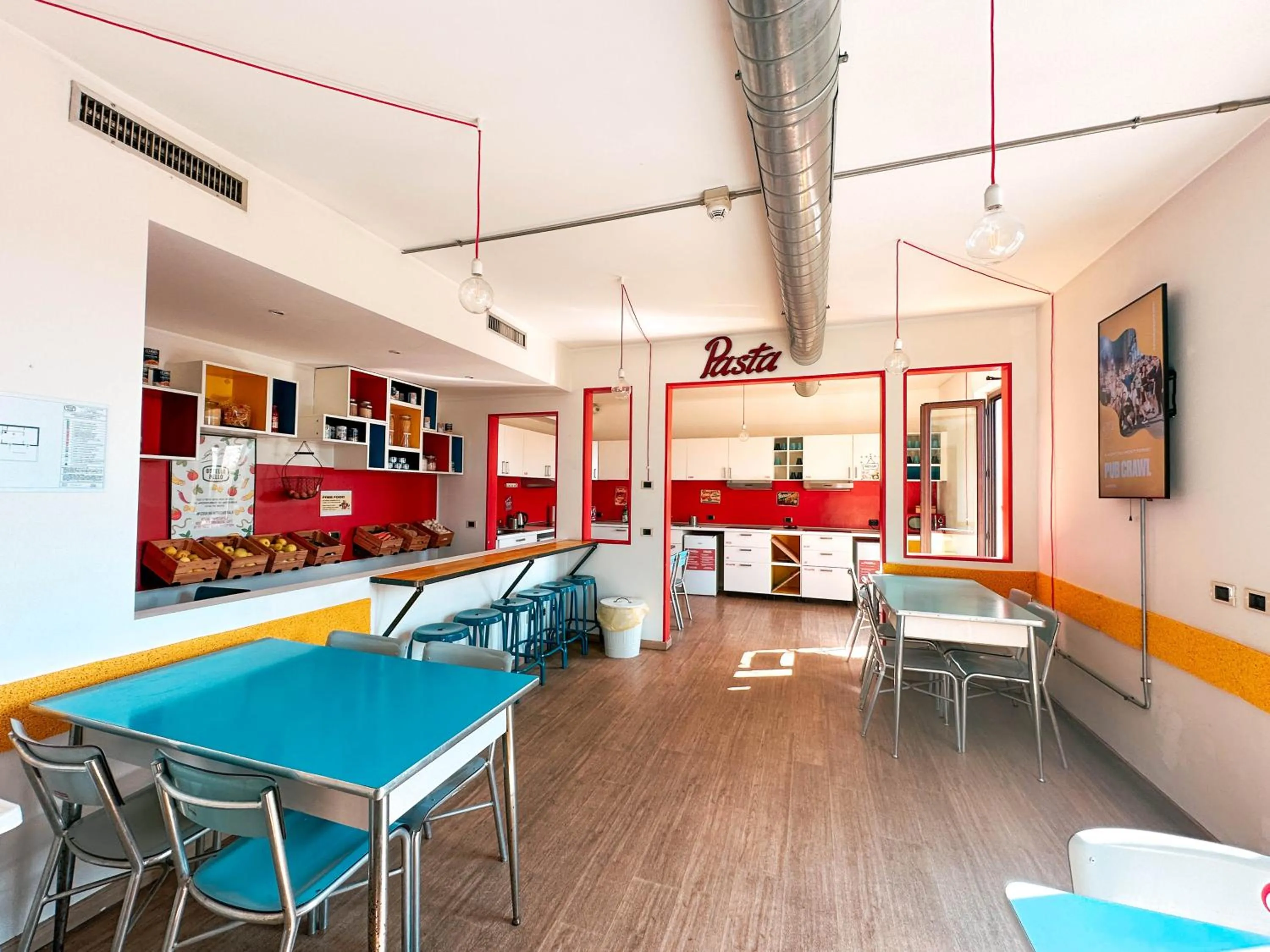 Communal kitchen in Ostello Bello Milano Centrale