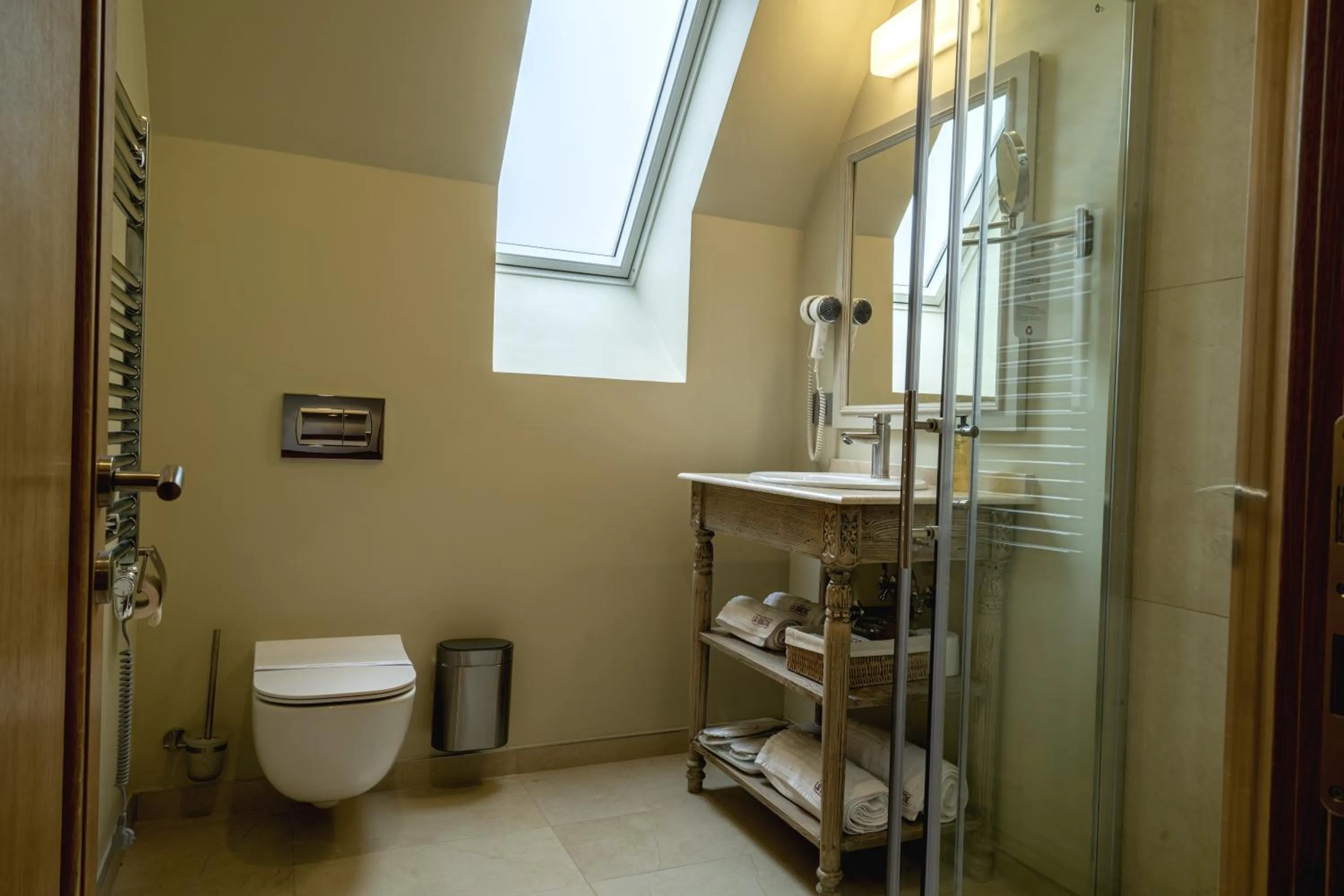 Shower in La Boheme Boutique Casa Soare