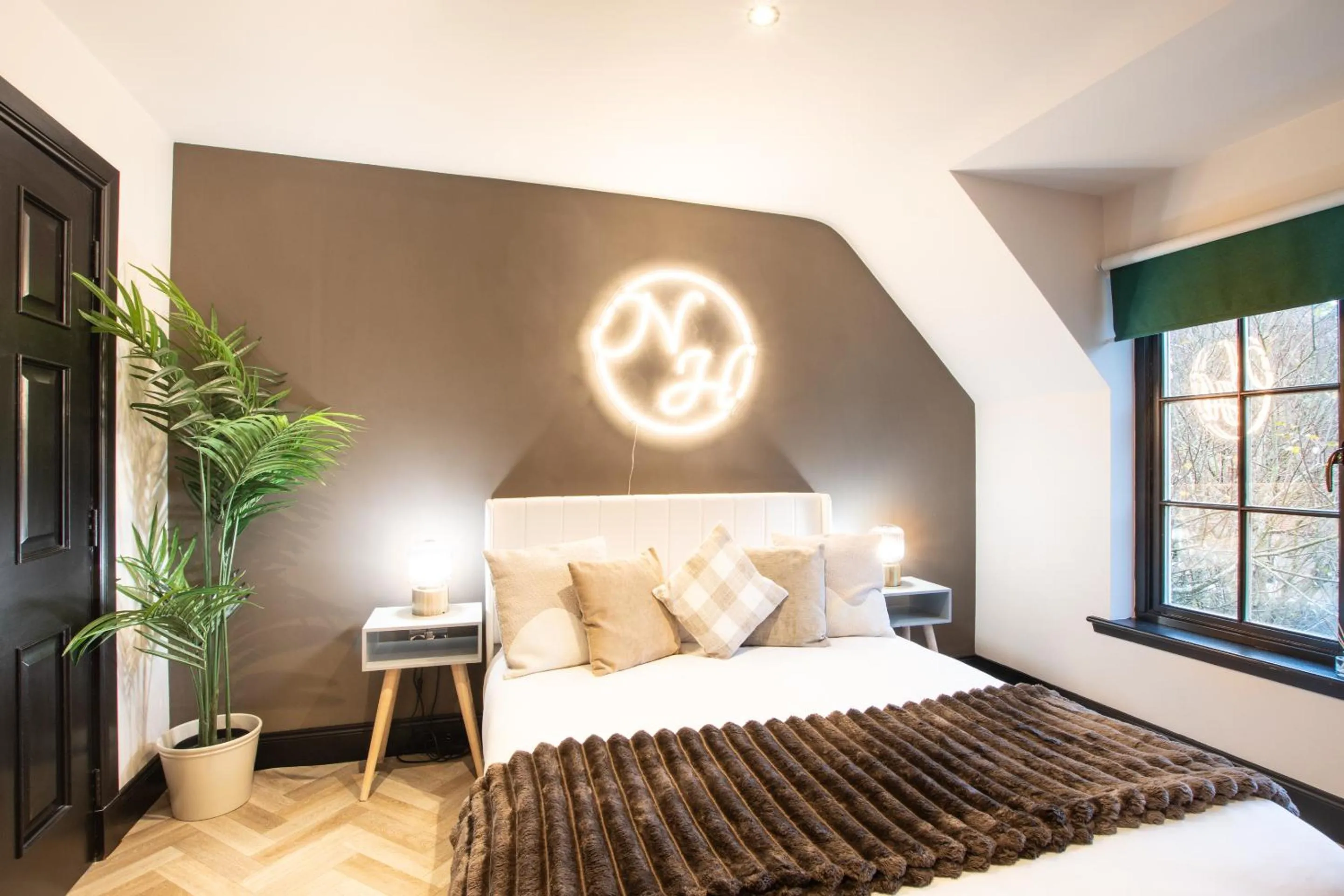 Bedroom, Bed in Northern Hideaways Apple Store