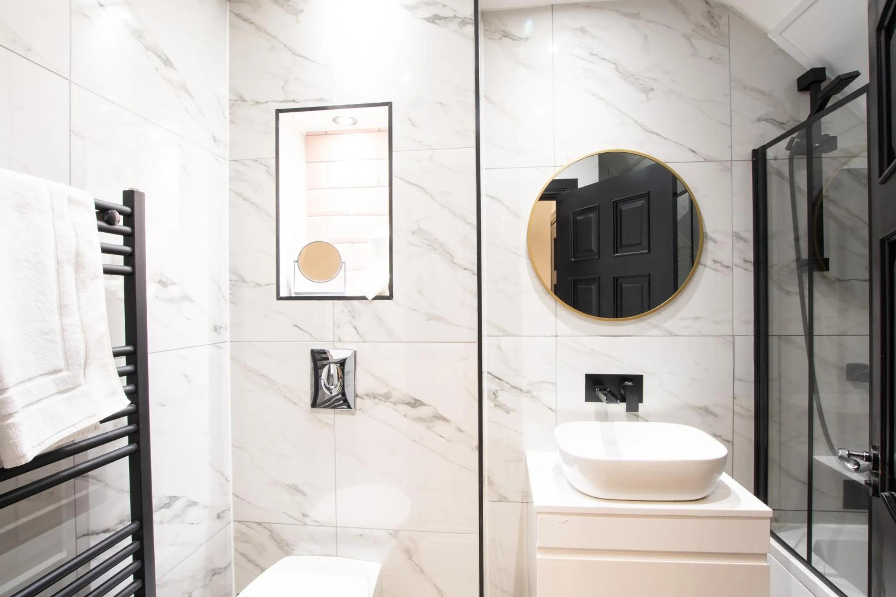 Bathroom in Northern Hideaways Apple Store