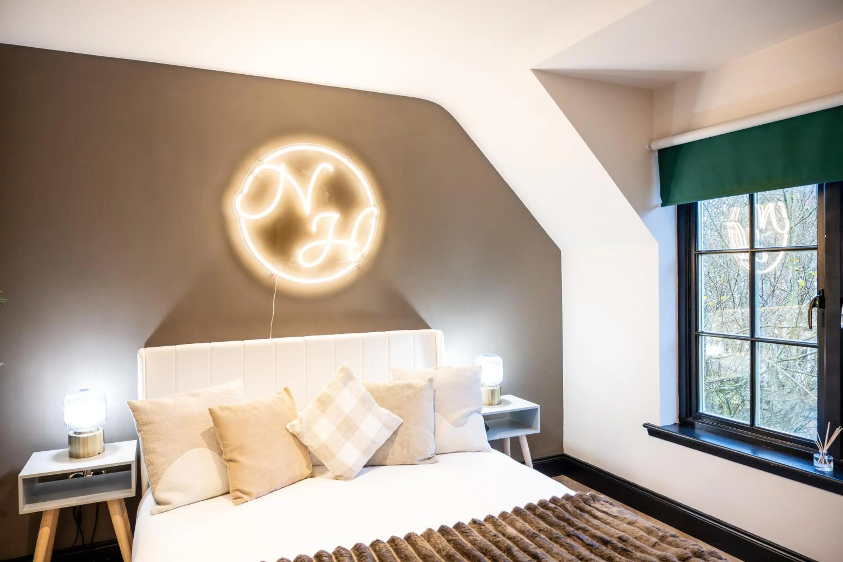 Bedroom, Bed in Northern Hideaways Apple Store