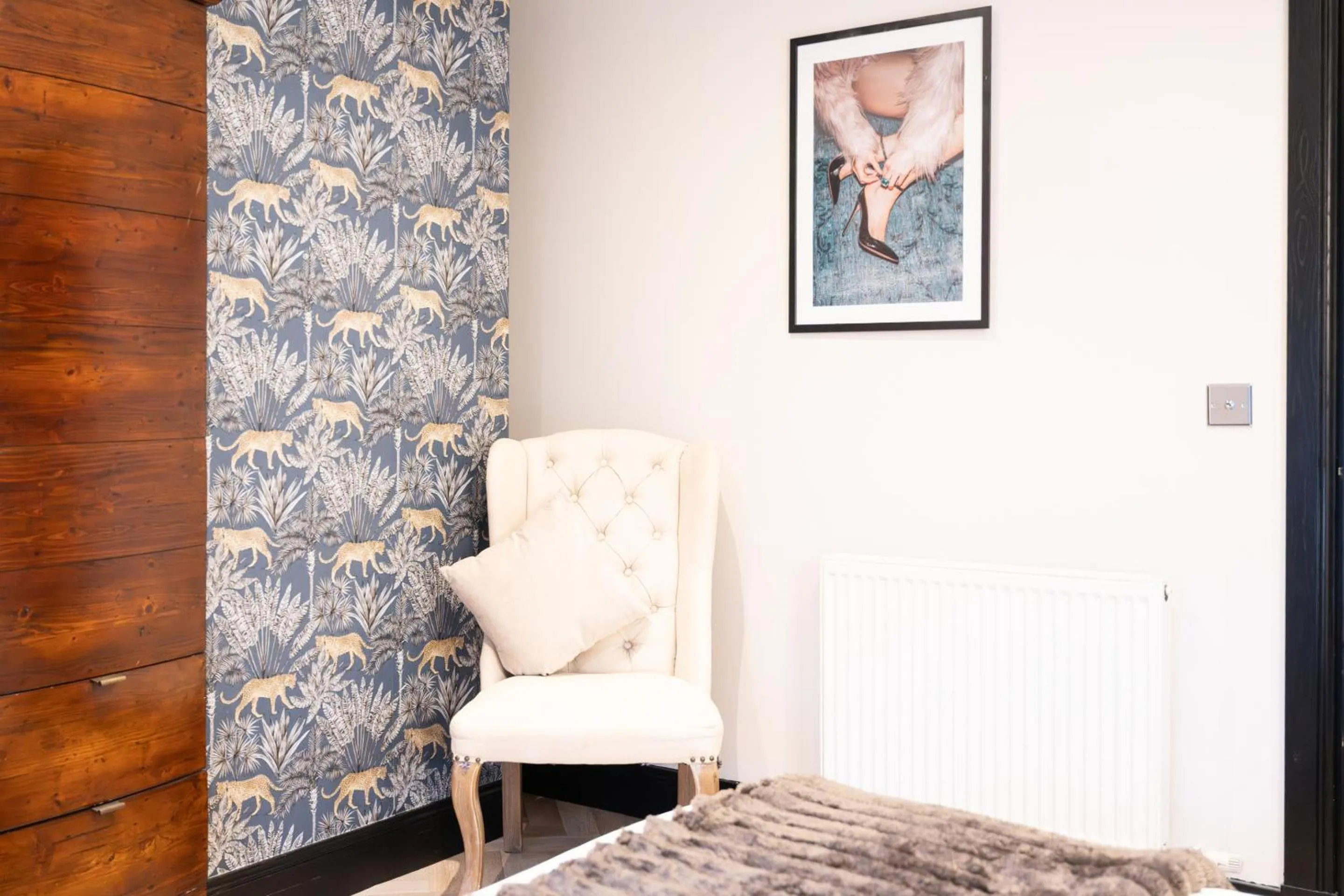 Bedroom, Bed in Northern Hideaways Apple Store