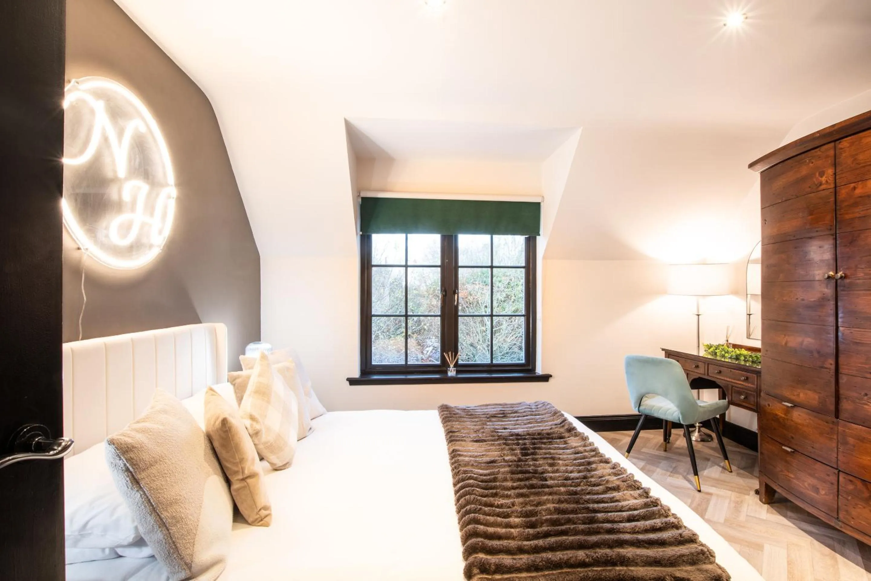 Bedroom, Bed in Northern Hideaways Apple Store