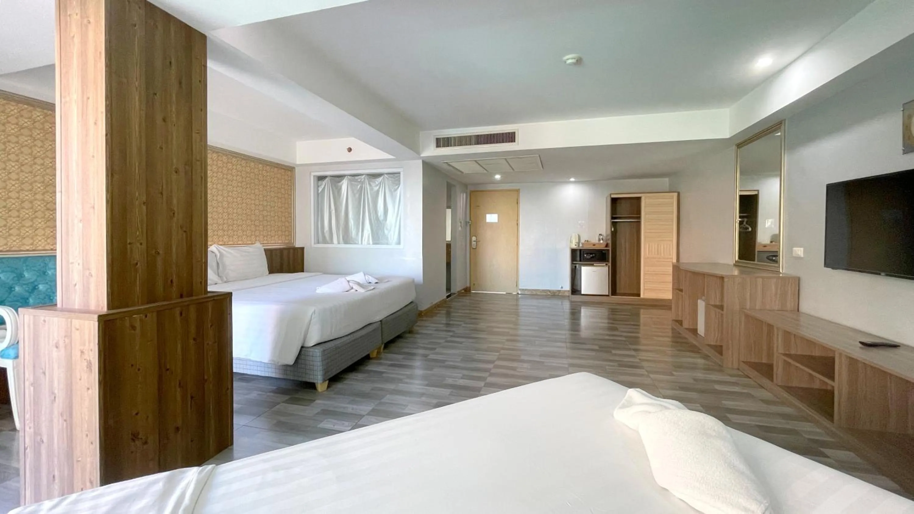 Photo of the whole room, Bed in Dragon Beach Resort , Jomtien Beach Pattaya