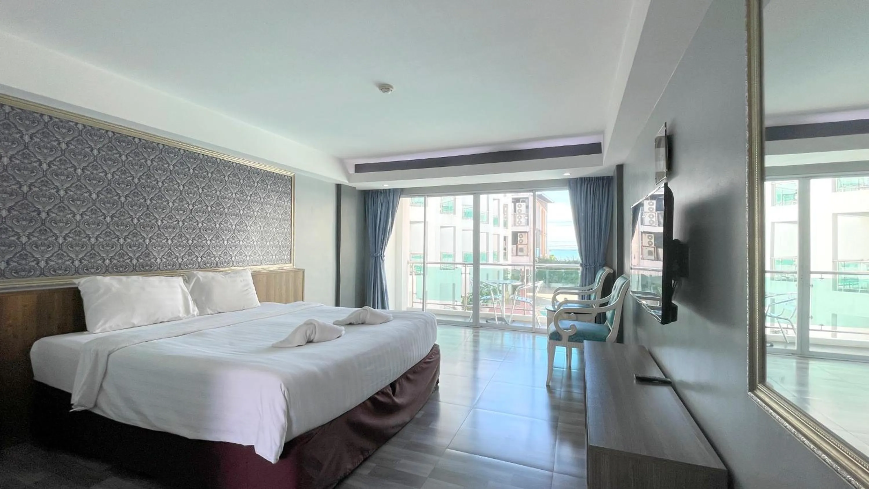 Bedroom, Bed in Dragon Beach Resort , Jomtien Beach Pattaya