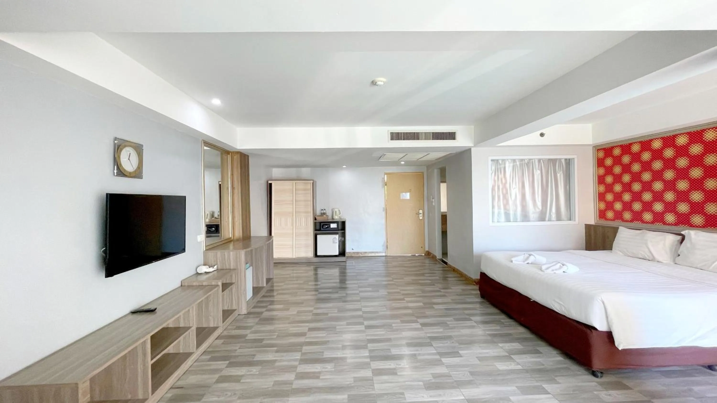 Photo of the whole room, Bed in Dragon Beach Resort , Jomtien Beach Pattaya