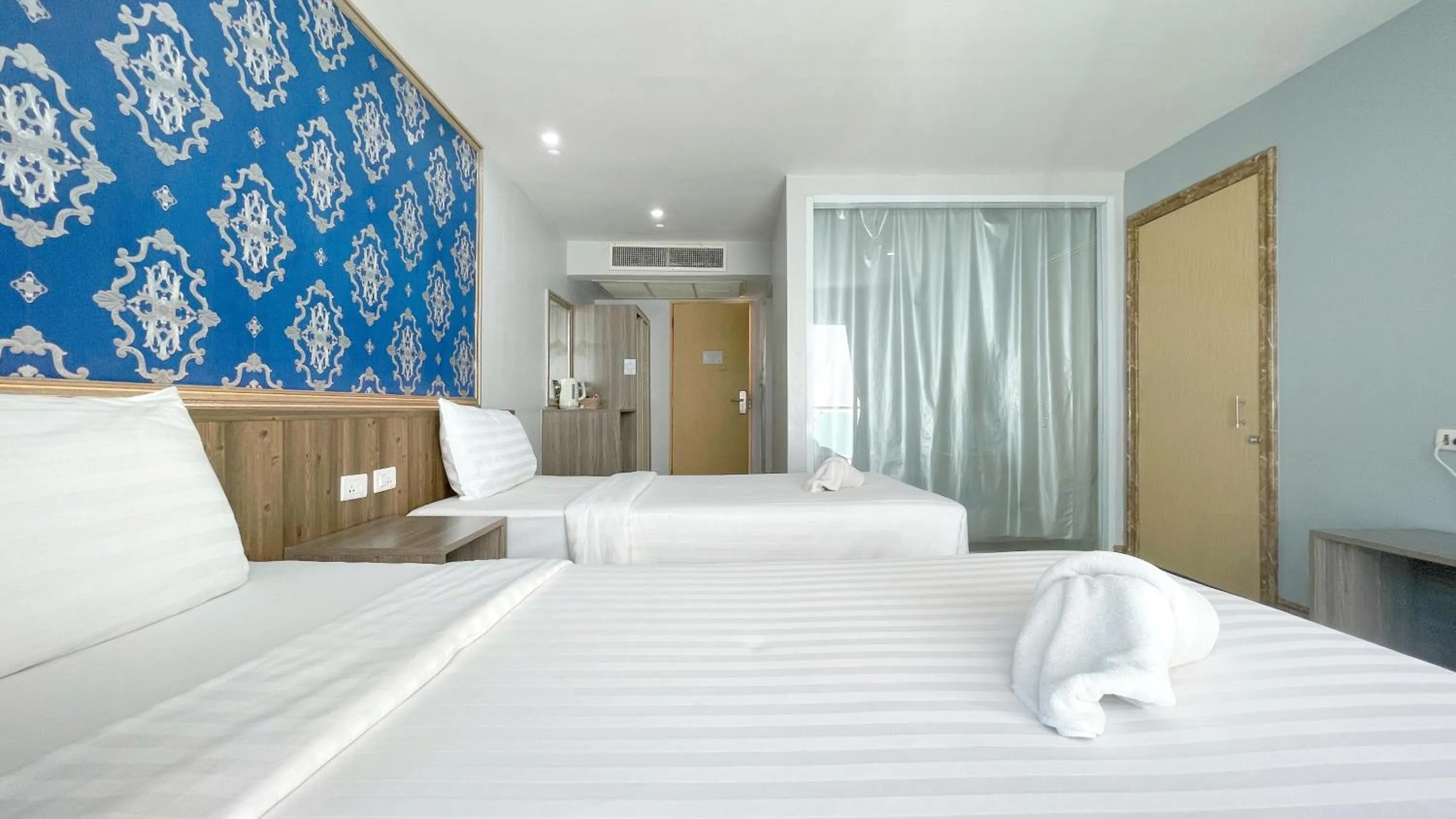 Bed in Dragon Beach Resort , Jomtien Beach Pattaya