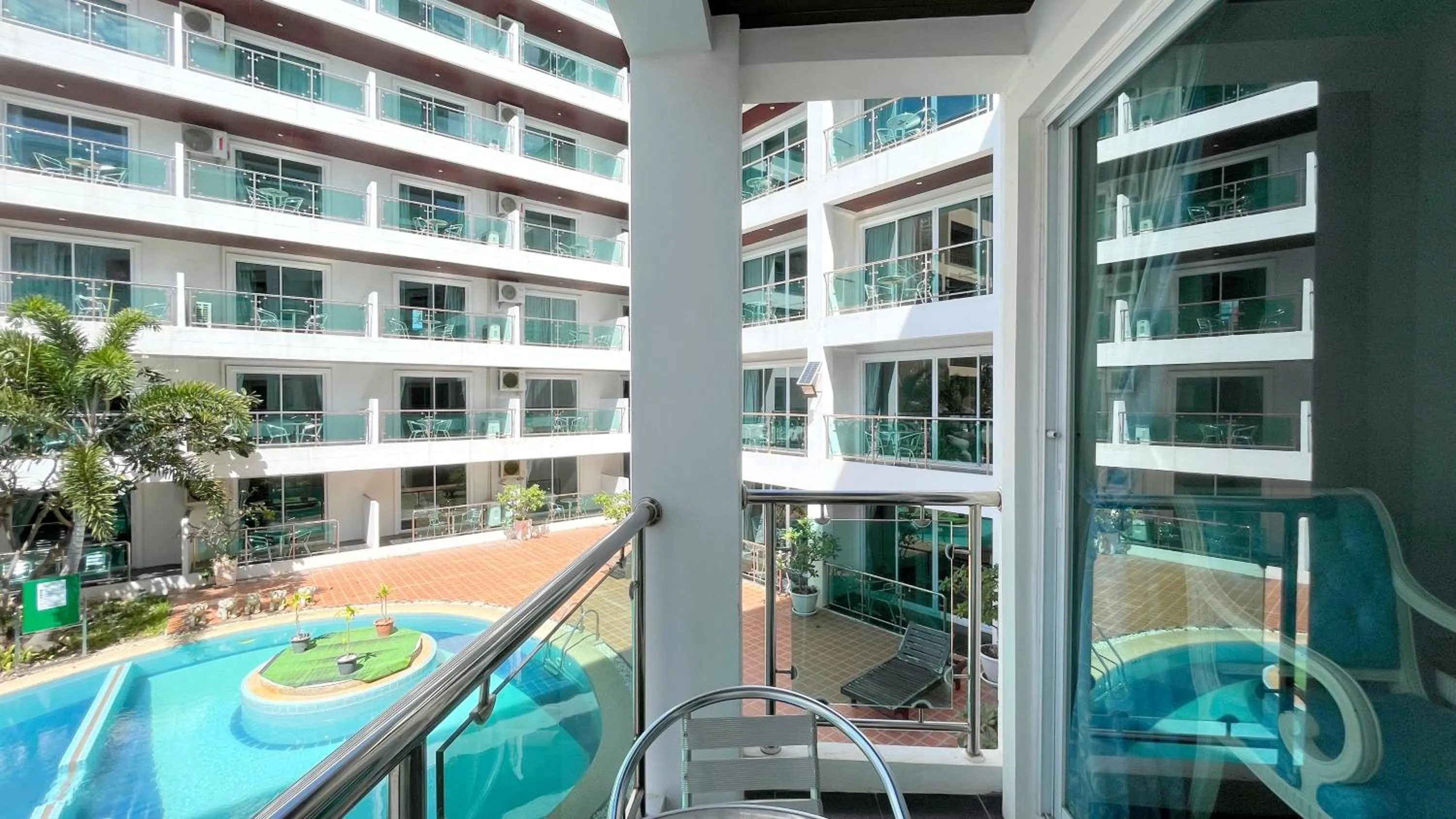 Balcony/Terrace in Dragon Beach Resort , Jomtien Beach Pattaya