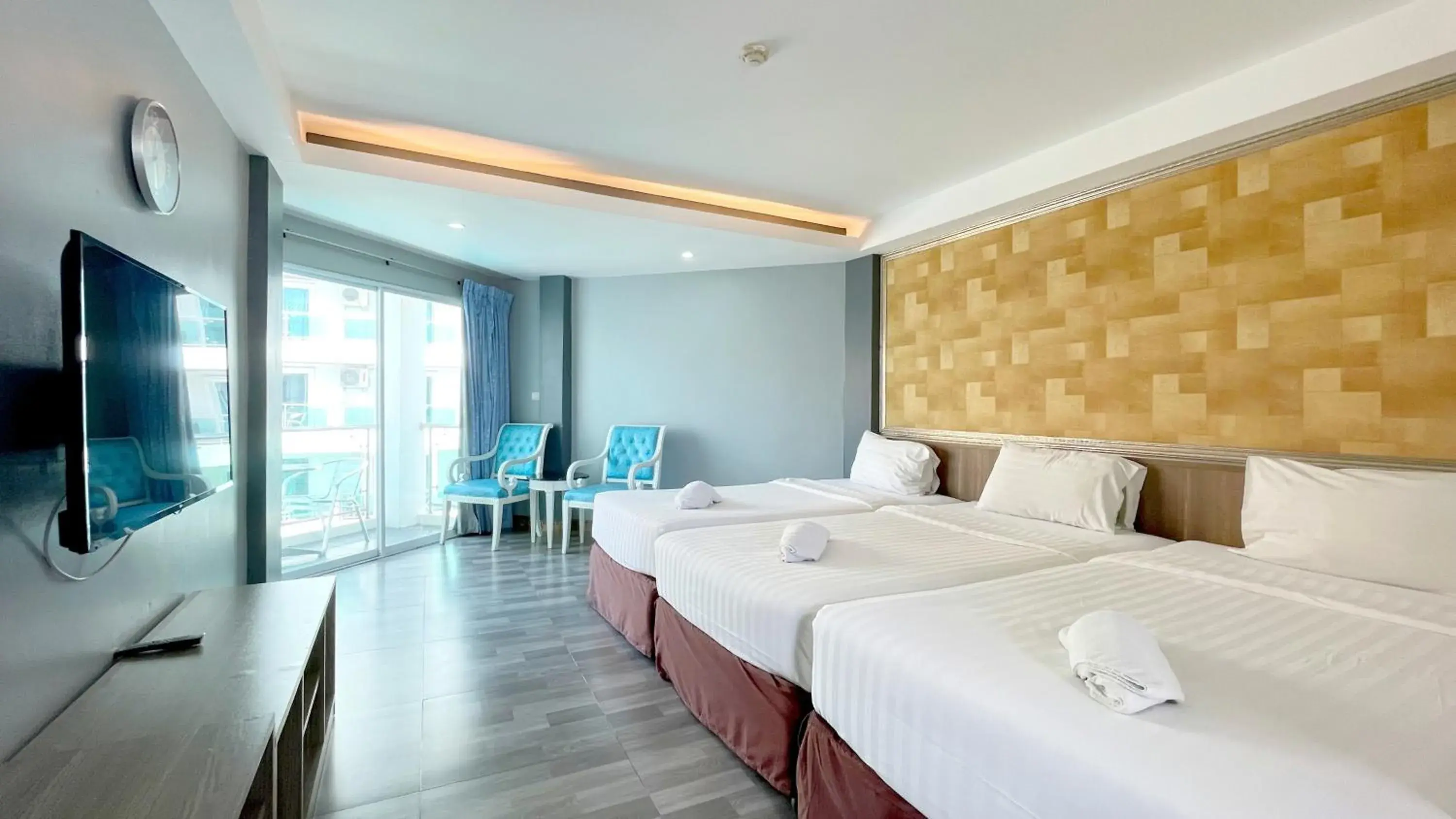 Triple Room with Pool View in Dragon Beach Resort , Jomtien Beach Pattaya Triple Room with Pool View in Dragon Beach Resort , Jomtien Beach Pattaya
