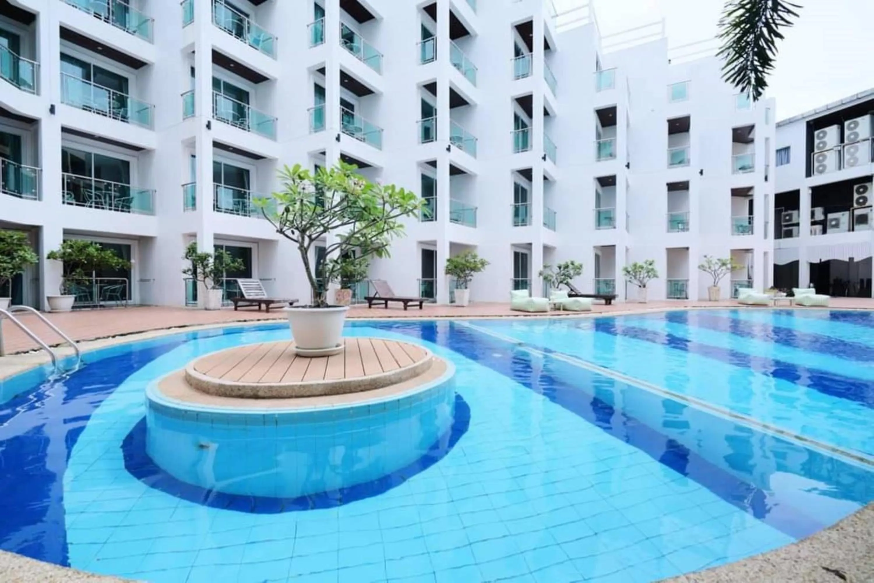 Swimming pool in Dragon Beach Resort , Jomtien Beach Pattaya