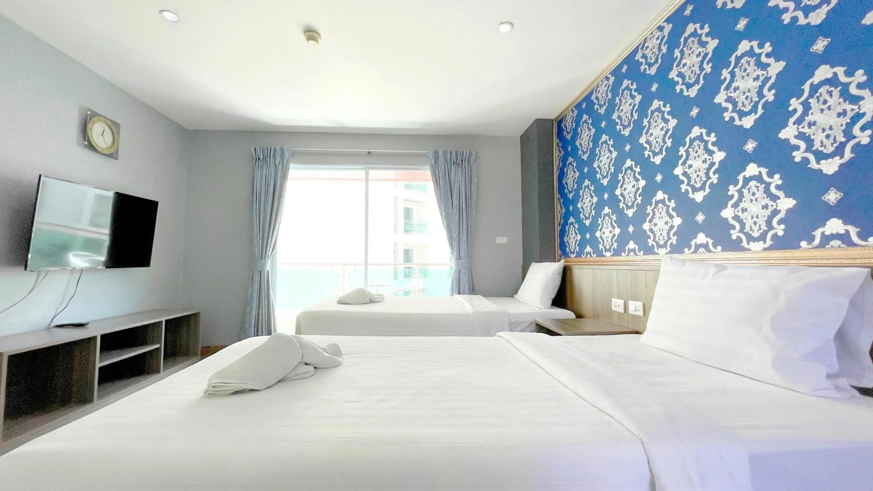 Bed in Dragon Beach Resort , Jomtien Beach Pattaya