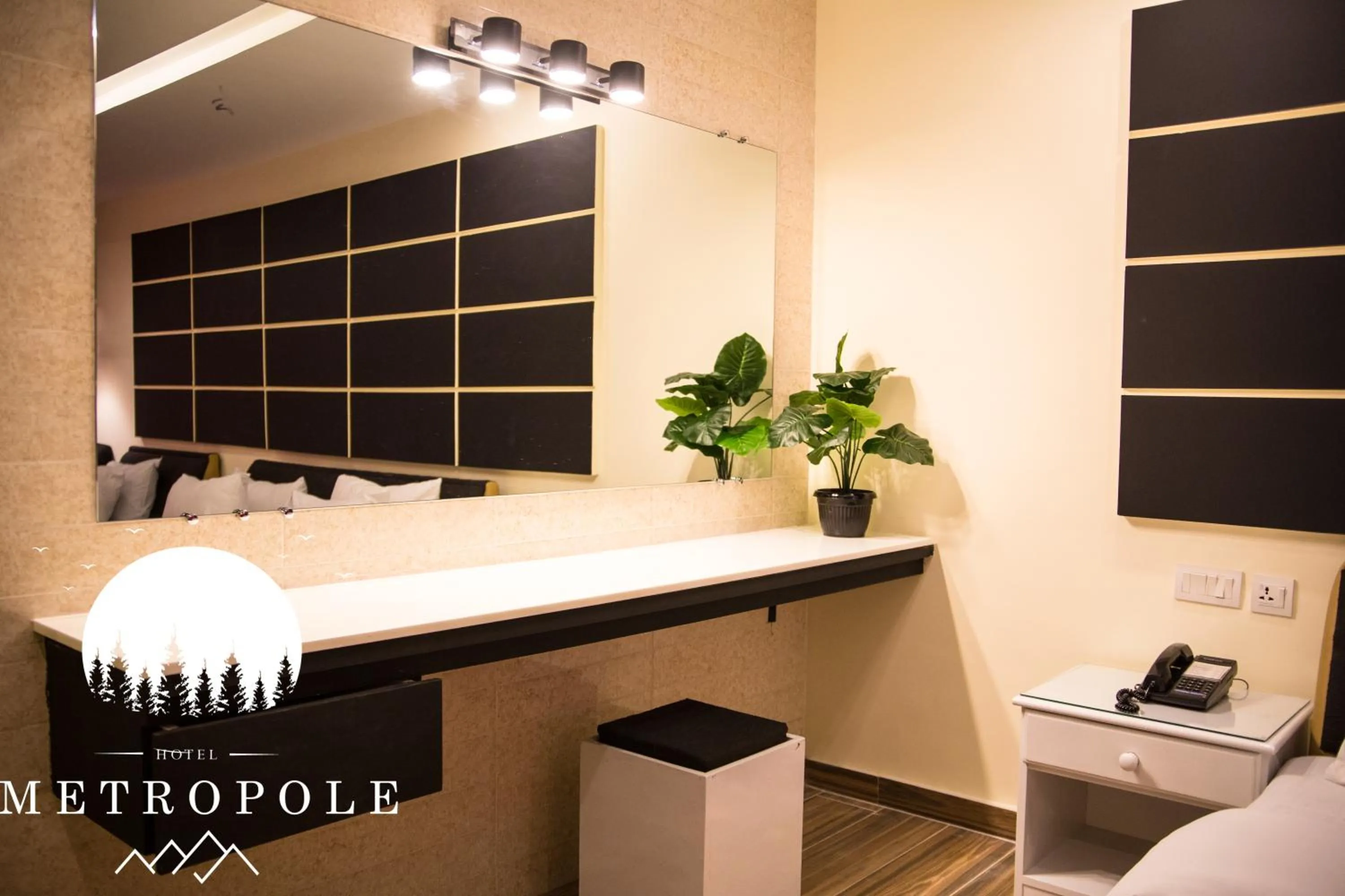 Text overlay in Metropole Hotel