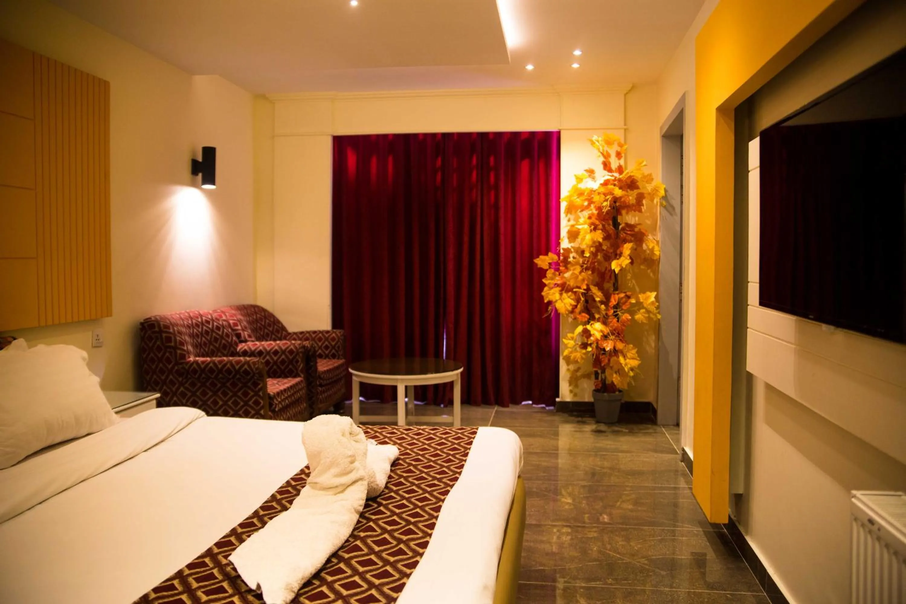 Communal lounge/ TV room in Metropole Hotel