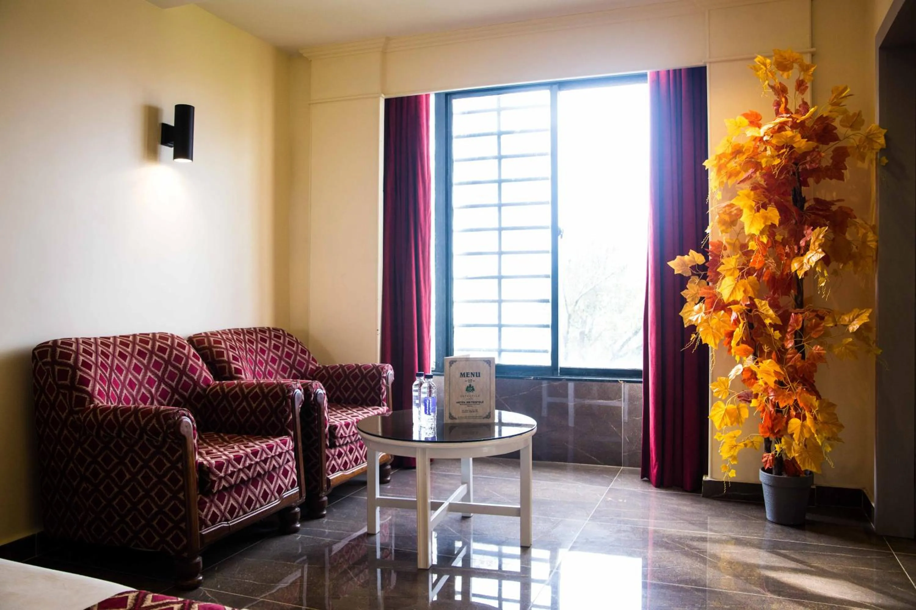 Living room in Metropole Hotel