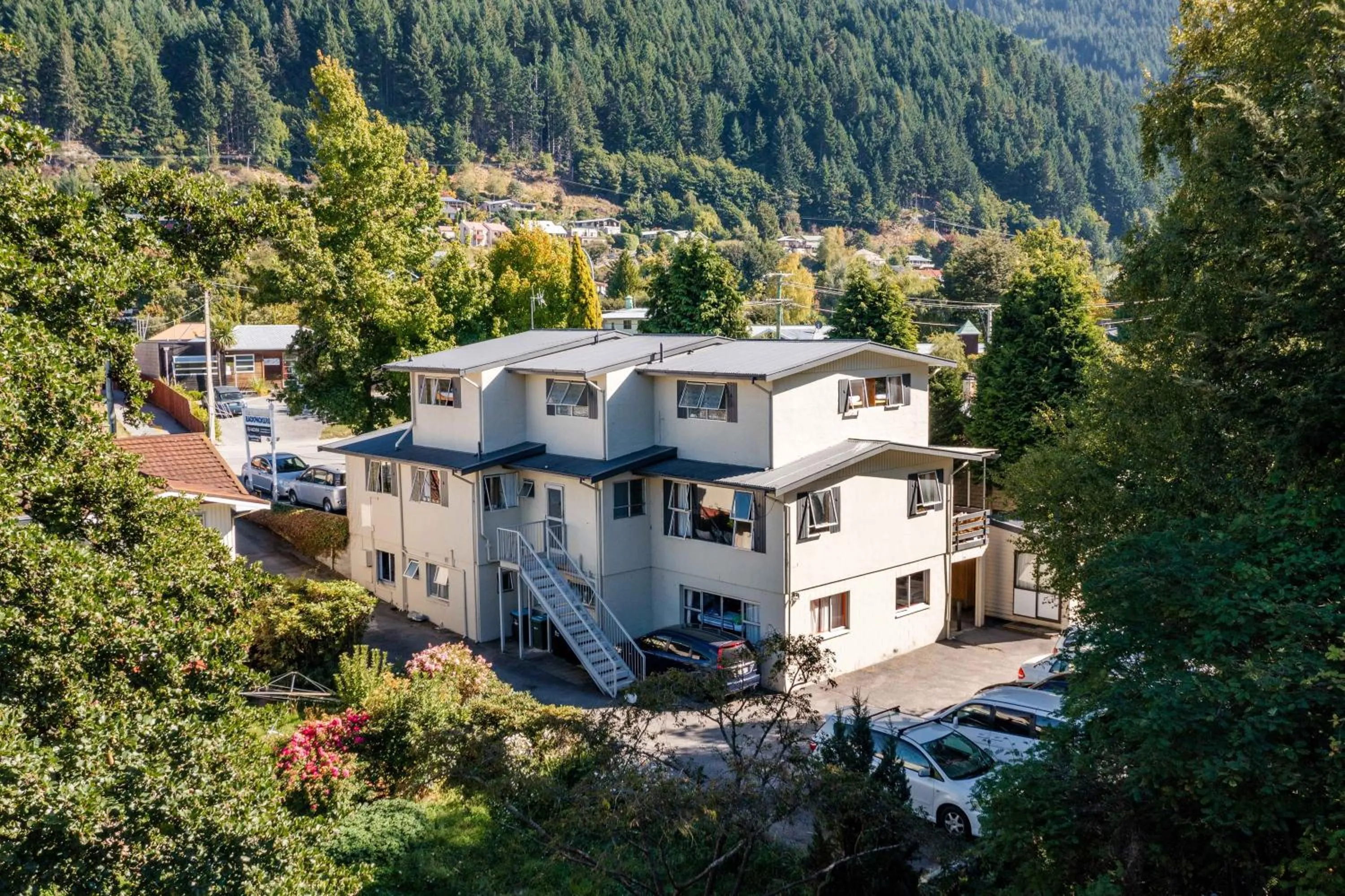 The Flaming Kiwi Backpackers