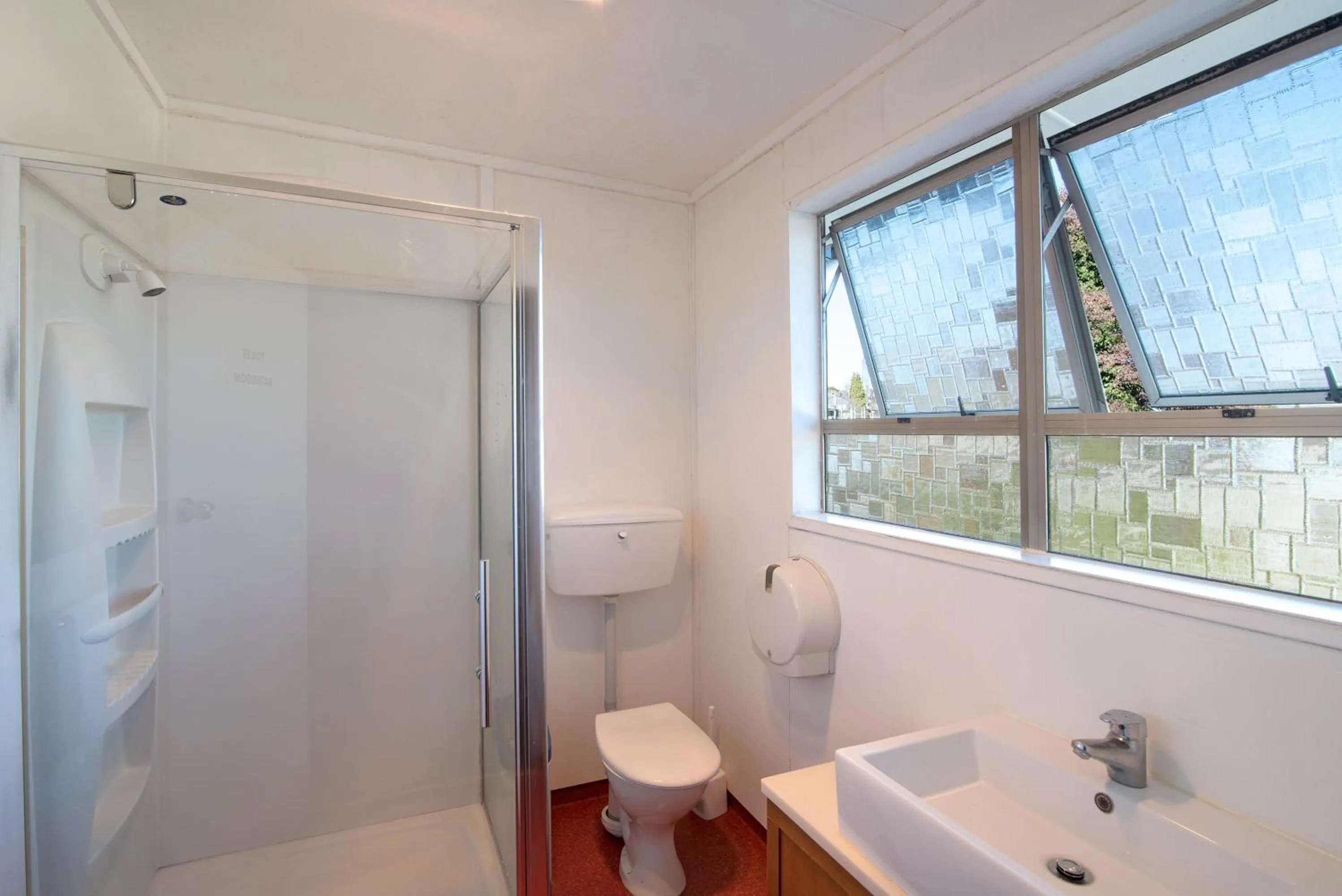 Shower in The Flaming Kiwi Backpackers