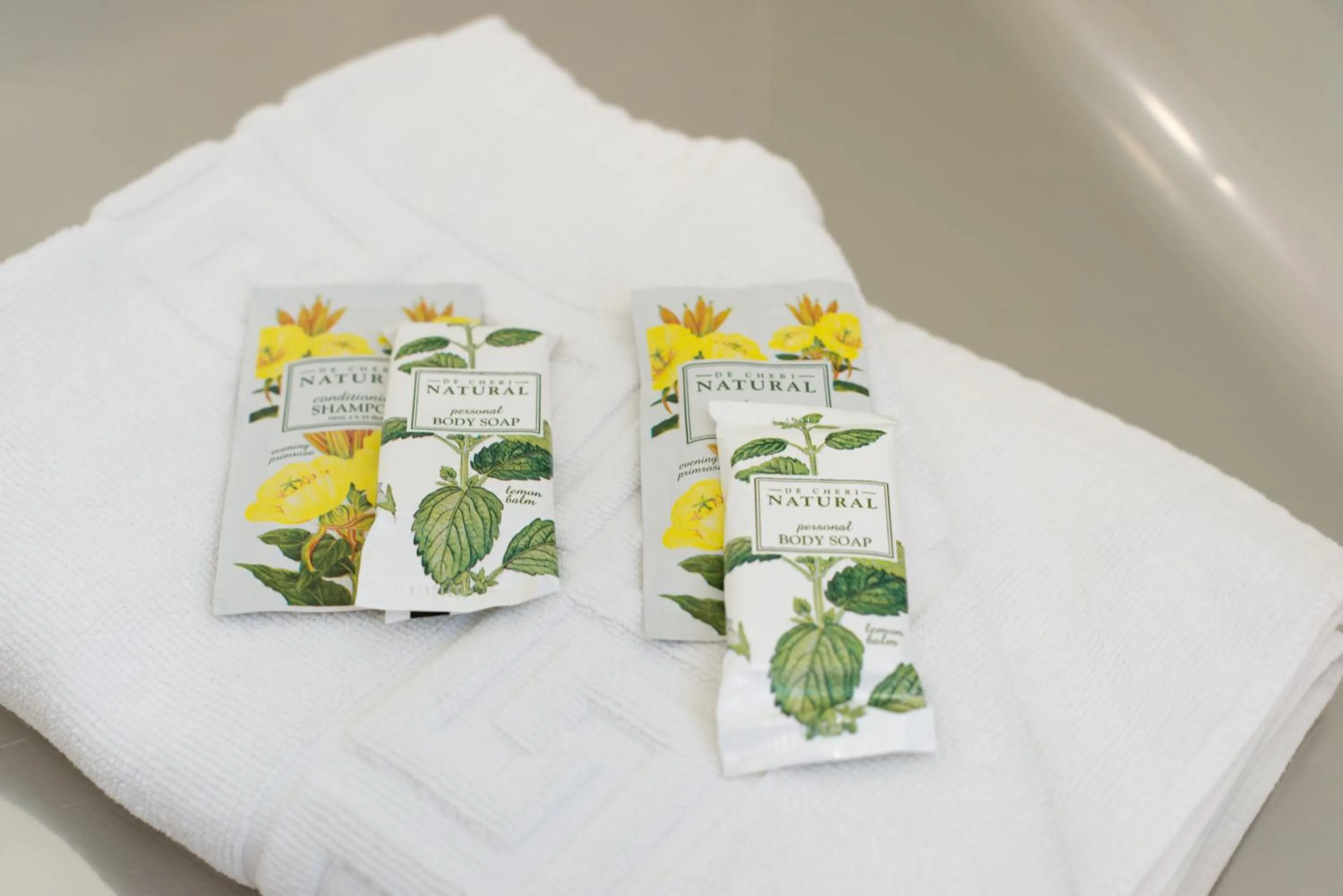 Shower, Bed in Ala Moana Motel