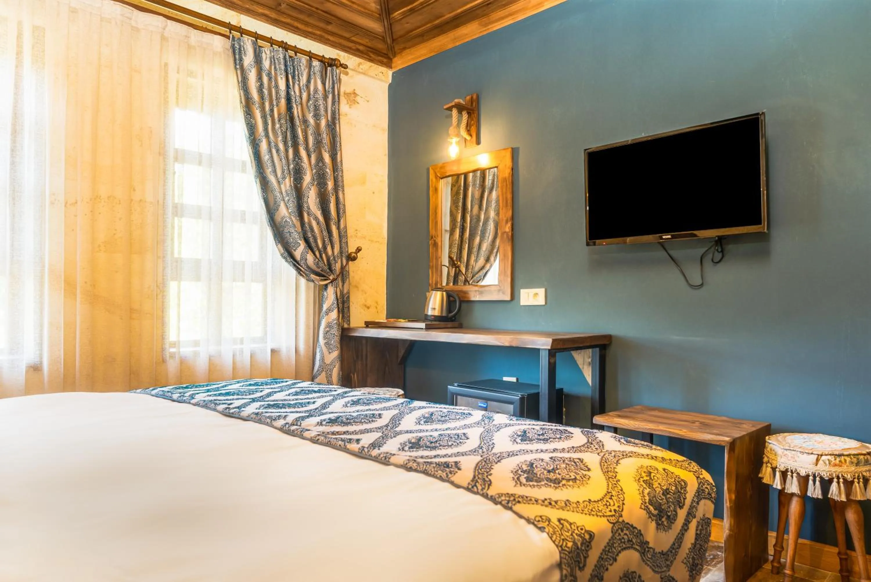 Communal lounge/ TV room, Bed in Flavia Cappadocia Hotel