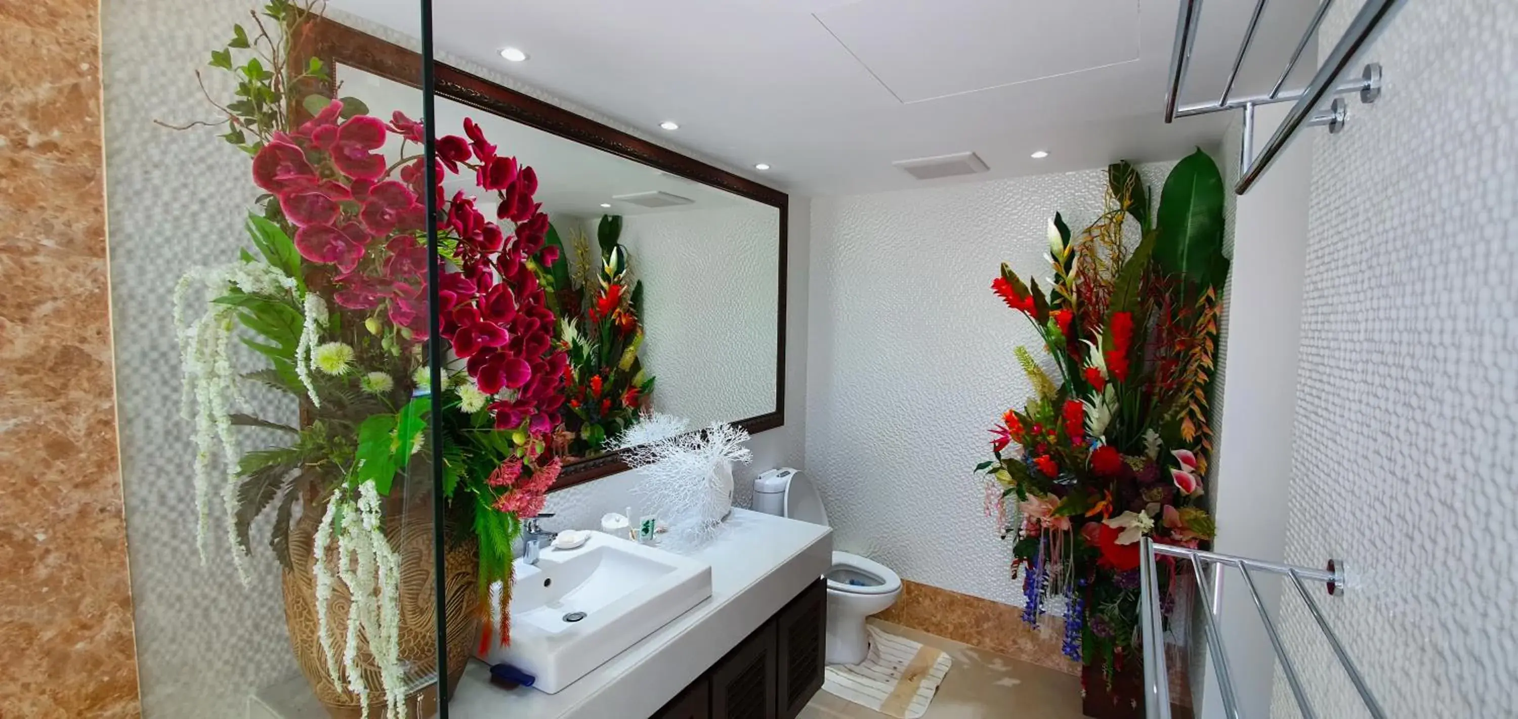 Two-Bedroom Apartment with Terrace in Casuarina Shores Apartment - SHA Plus Two-Bedroom Apartment with Terrace in Casuarina Shores Apartment - SHA Plus